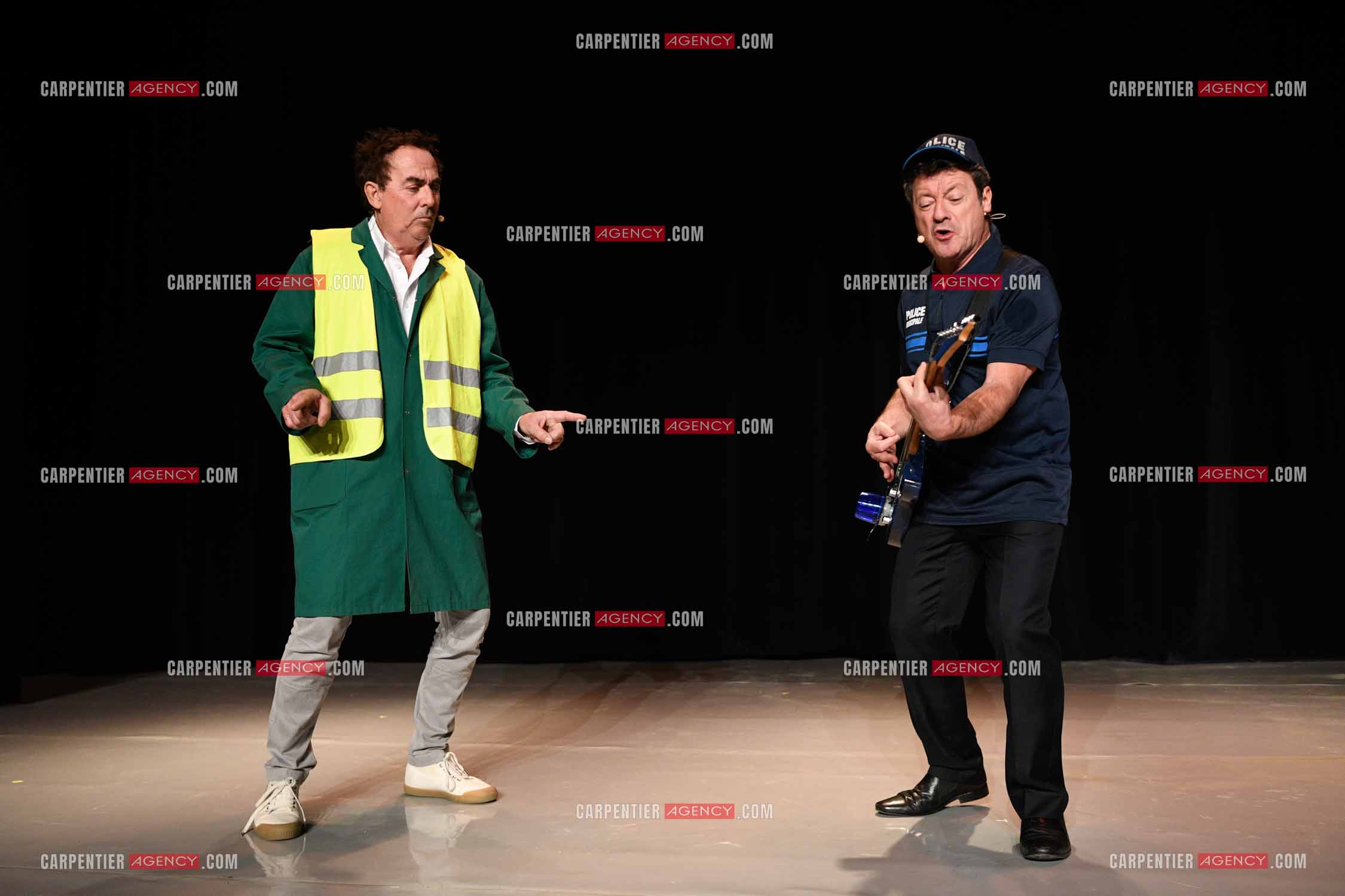 Eric Carrière et Francis Ginibré les deux humoristes Français formant le duo “Les Chevaliers Du Fiel“ au théâtre de Paris à Avignon.    ( Exclusif )