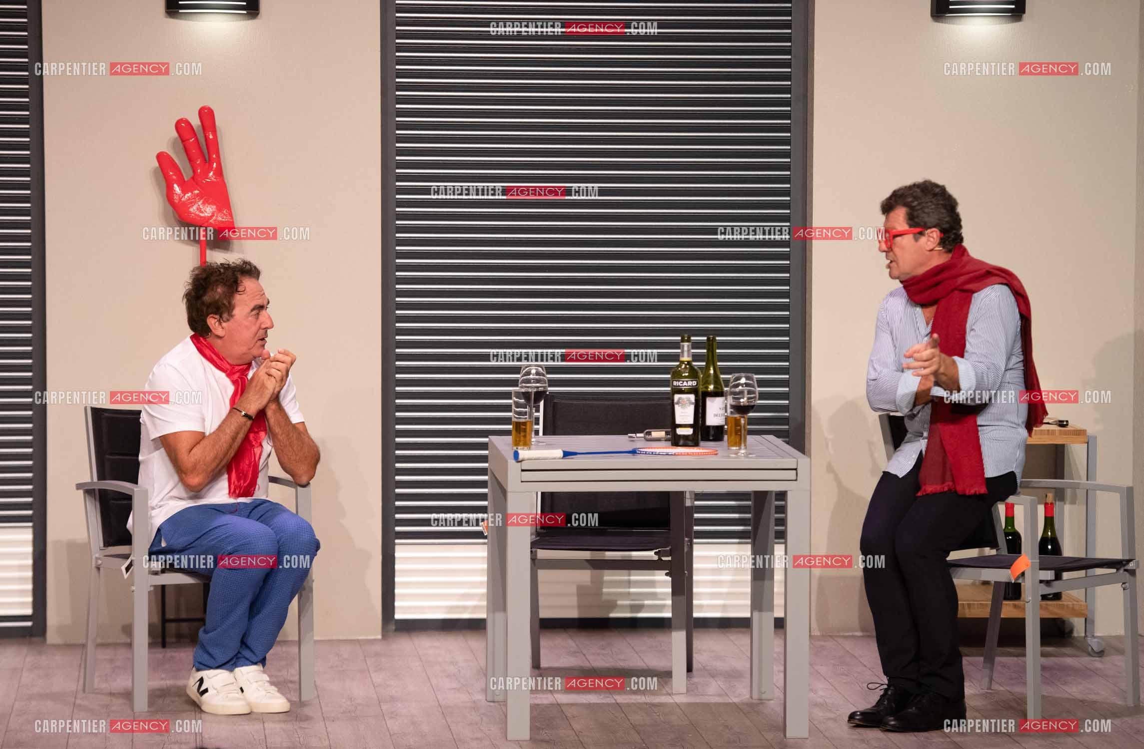 Eric Carrière et Francis Ginibré les deux humoristes Français formant le duo “Les Chevaliers Du Fiel“ au théâtre de Paris à Avignon.    ( Exclusif )