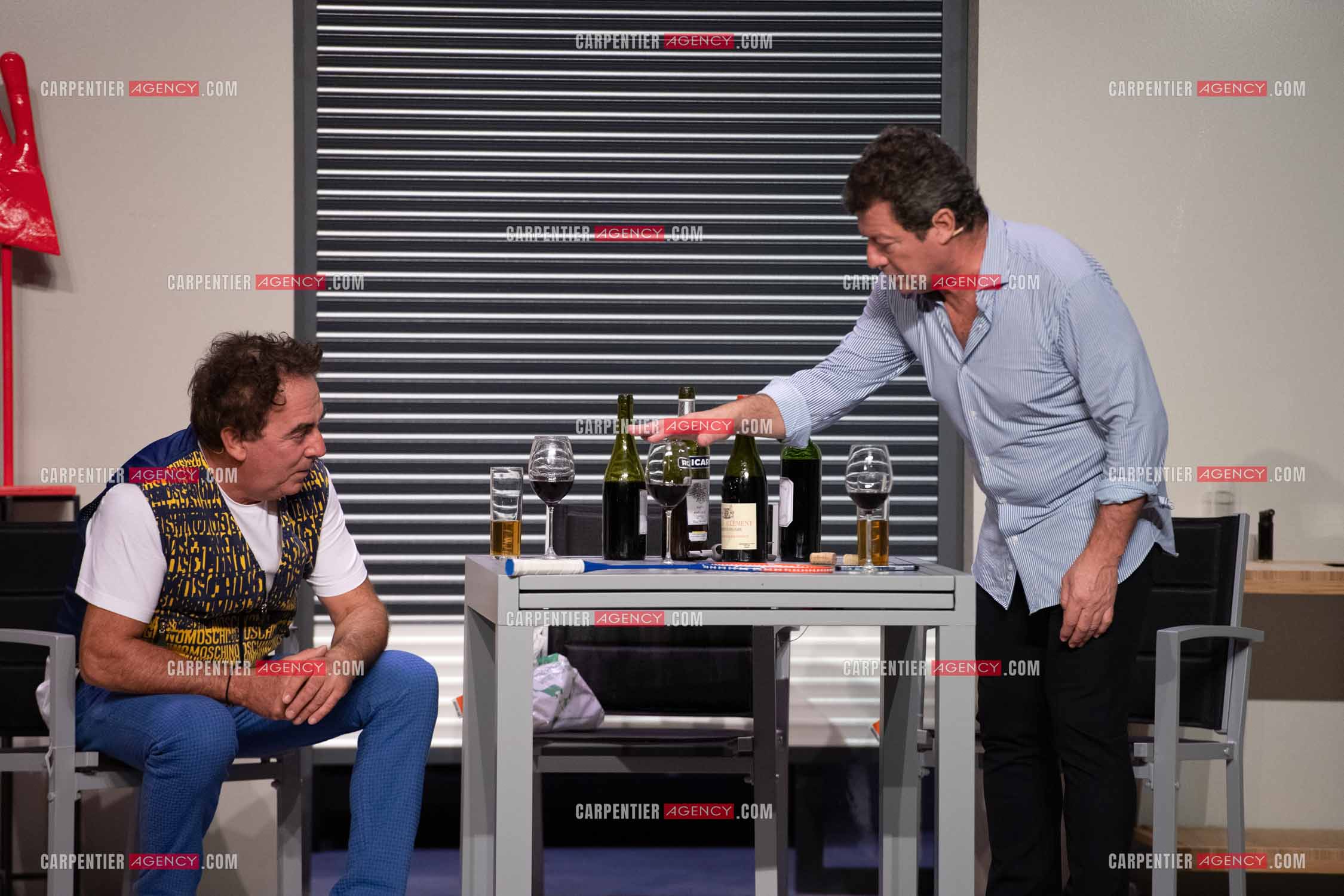 Eric Carrière et Francis Ginibré les deux humoristes Français formant le duo “Les Chevaliers Du Fiel“ au théâtre de Paris à Avignon.    ( Exclusif )