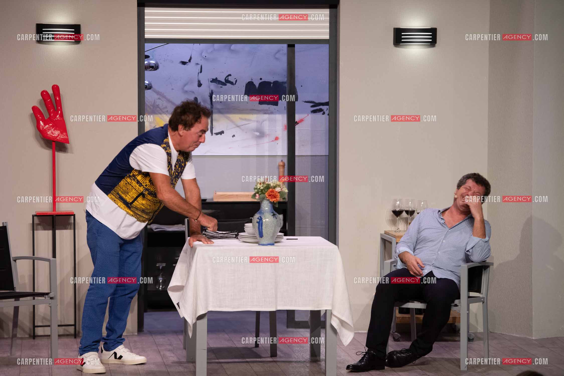 Eric Carrière et Francis Ginibré les deux humoristes Français formant le duo “Les Chevaliers Du Fiel“ au théâtre de Paris à Avignon.    ( Exclusif )