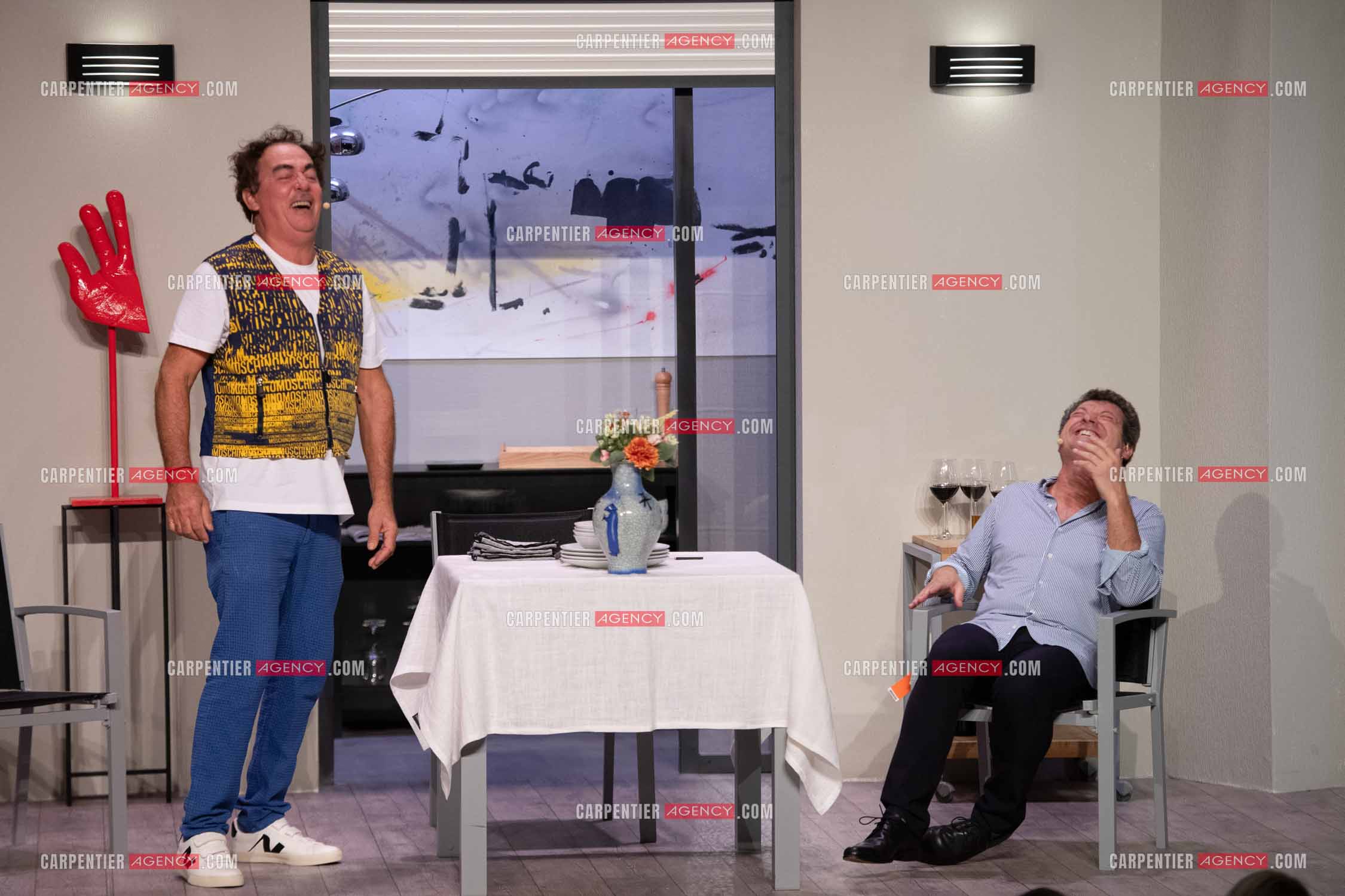 Eric Carrière et Francis Ginibré les deux humoristes Français formant le duo “Les Chevaliers Du Fiel“ au théâtre de Paris à Avignon.    ( Exclusif )