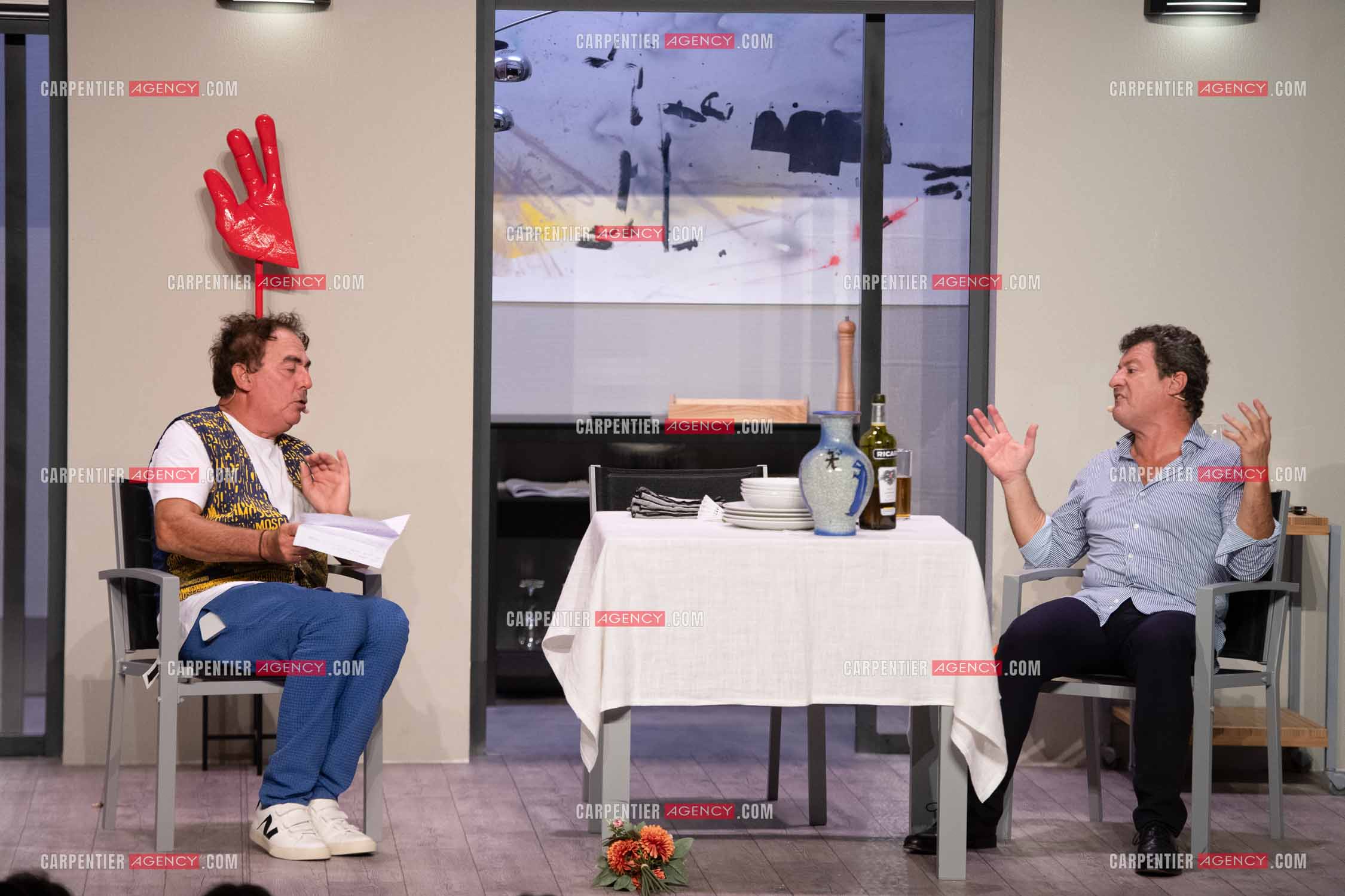 Eric Carrière et Francis Ginibré les deux humoristes Français formant le duo “Les Chevaliers Du Fiel“ au théâtre de Paris à Avignon.    ( Exclusif )