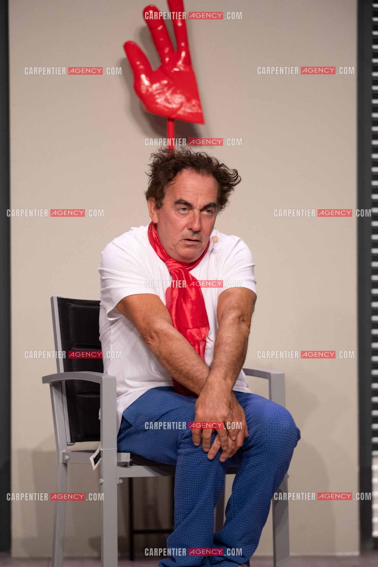 Eric Carrière et Francis Ginibré les deux humoristes Français formant le duo “Les Chevaliers Du Fiel“ au théâtre de Paris à Avignon.    ( Exclusif )