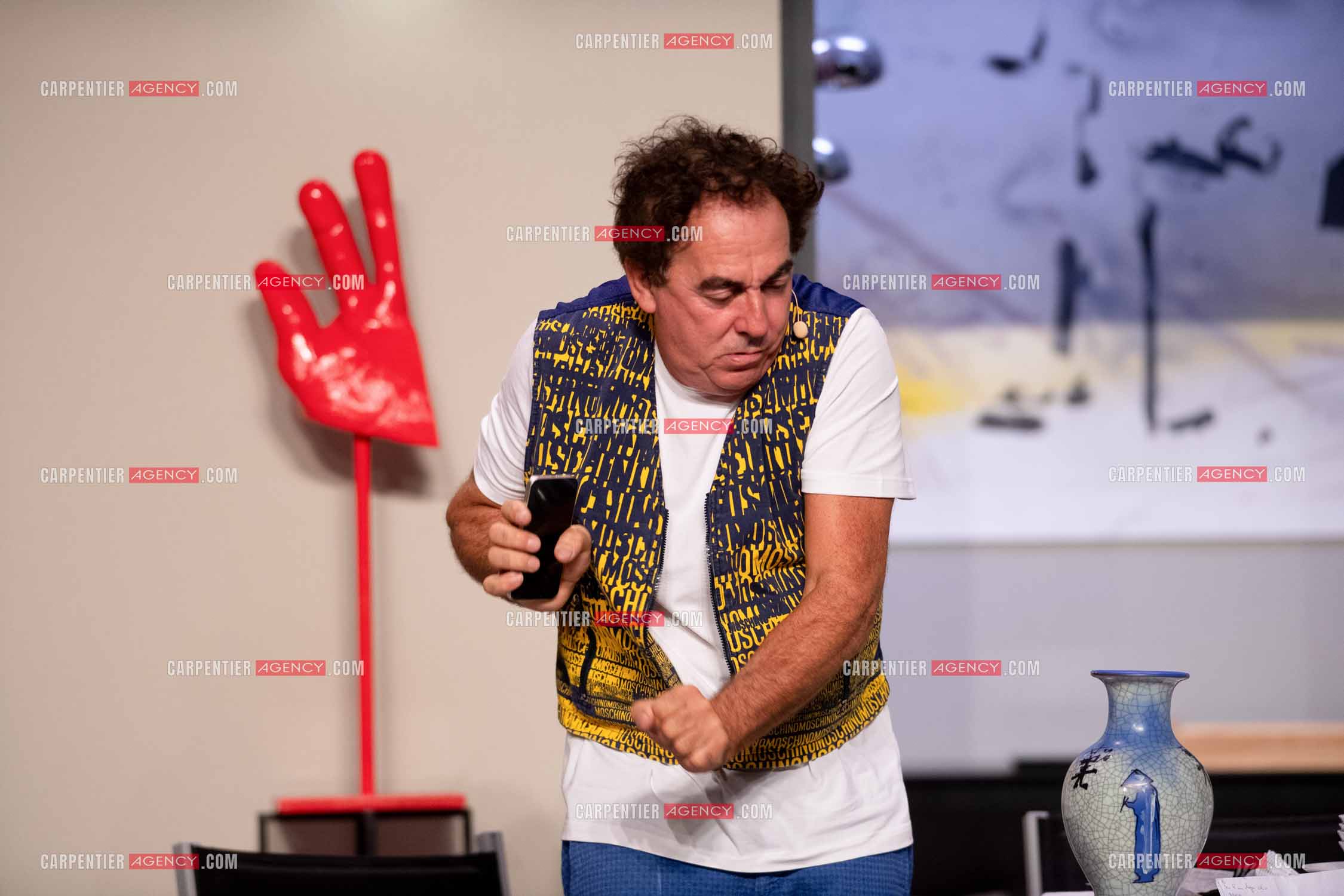 Eric Carrière et Francis Ginibré les deux humoristes Français formant le duo “Les Chevaliers Du Fiel“ au théâtre de Paris à Avignon.    ( Exclusif )