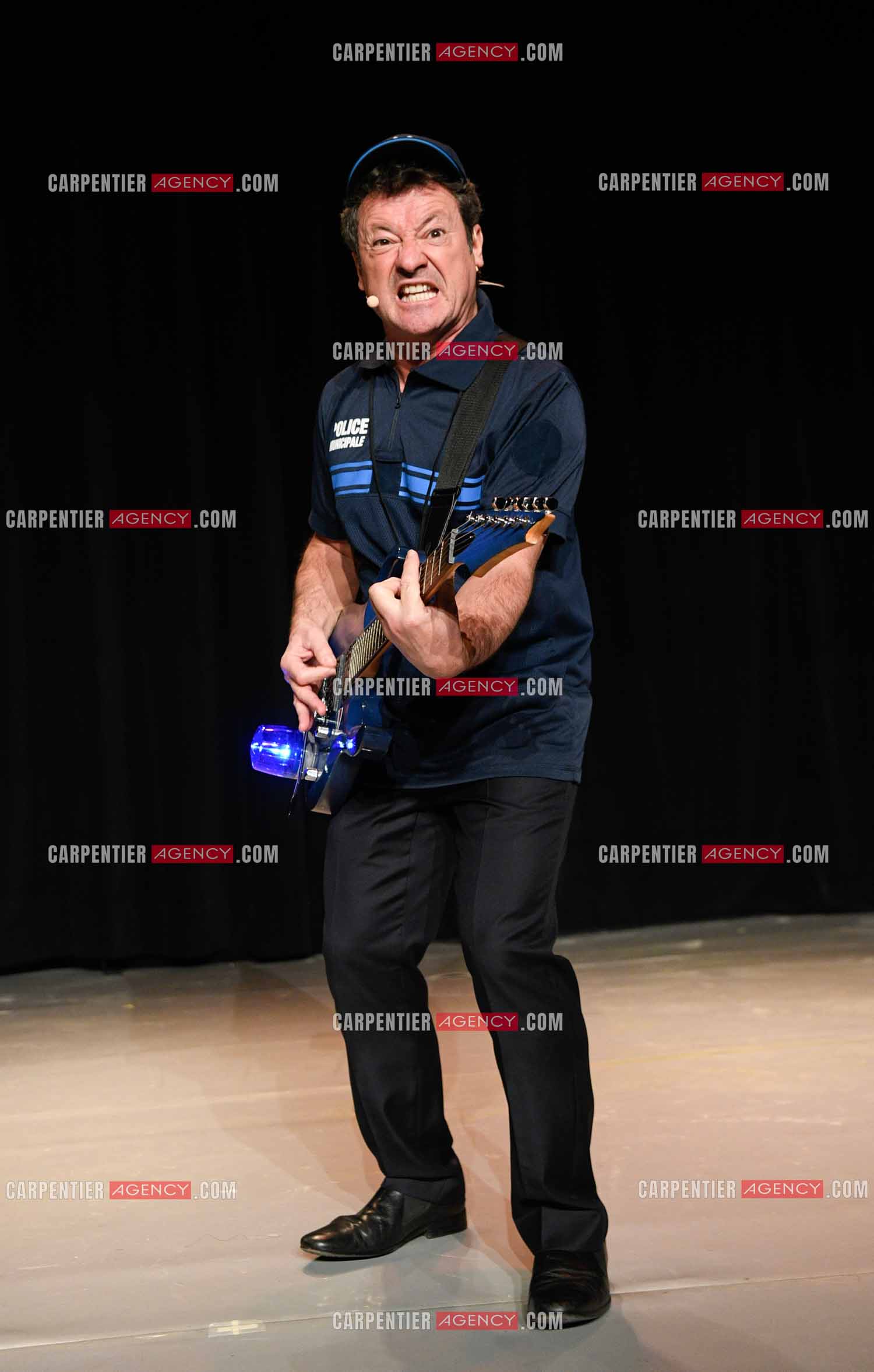 Eric Carrière et Francis Ginibré les deux humoristes Français formant le duo “Les Chevaliers Du Fiel“ au théâtre de Paris à Avignon.    ( Exclusif )