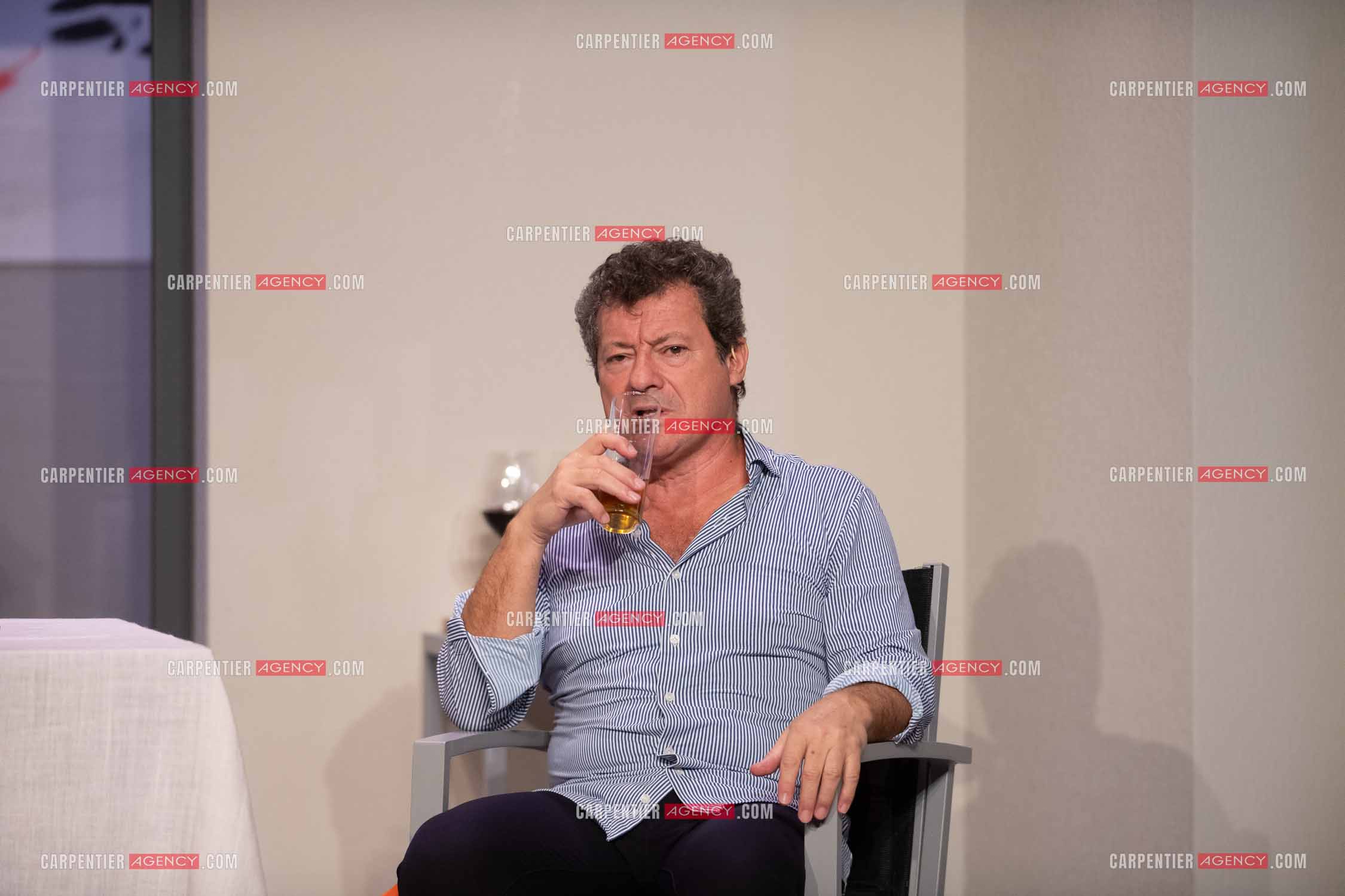 Eric Carrière et Francis Ginibré les deux humoristes Français formant le duo “Les Chevaliers Du Fiel“ au théâtre de Paris à Avignon.    ( Exclusif )