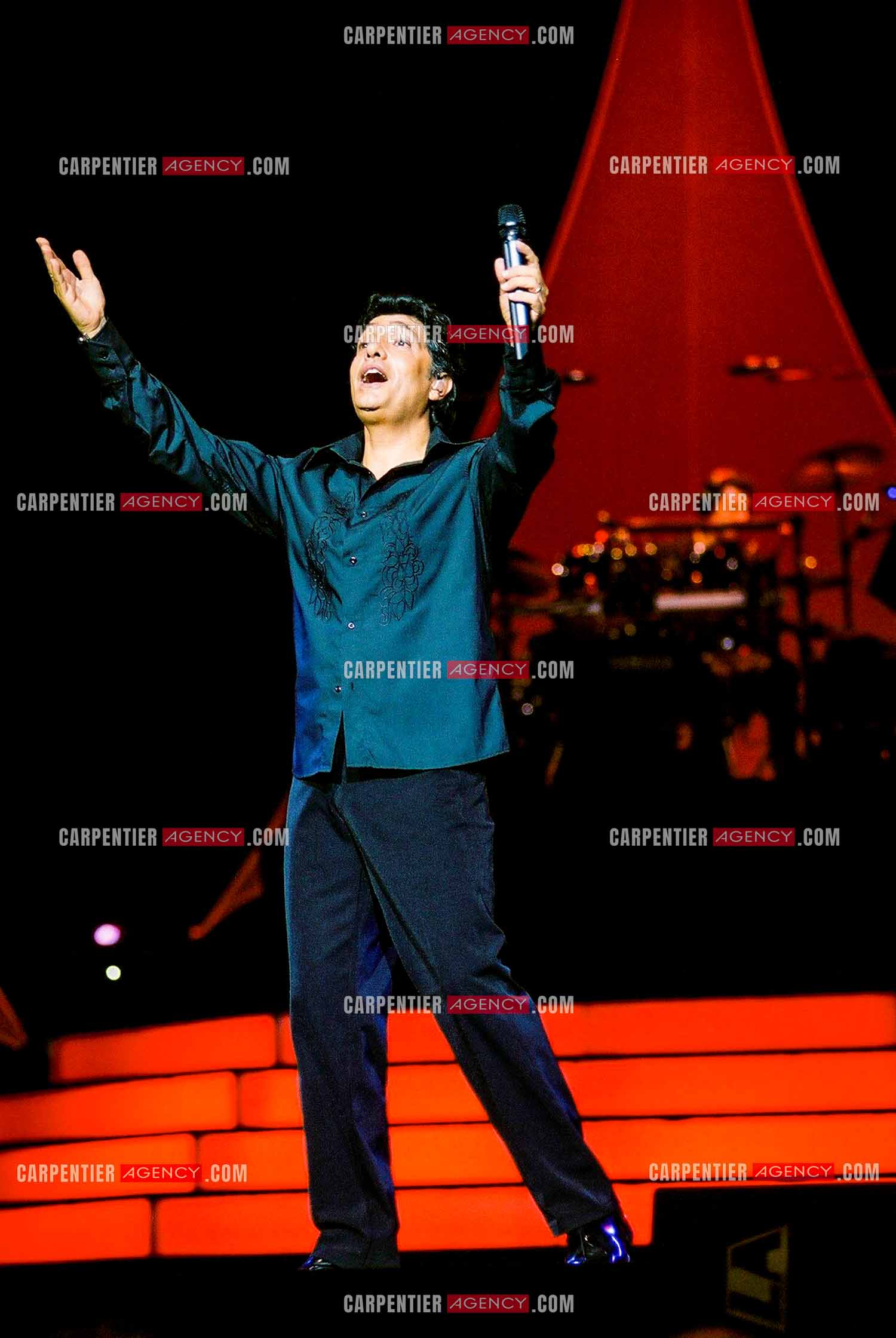 Le chanteur Frédéric François lors de son passage à l'Olympia en 2002.  ( Exclusif )