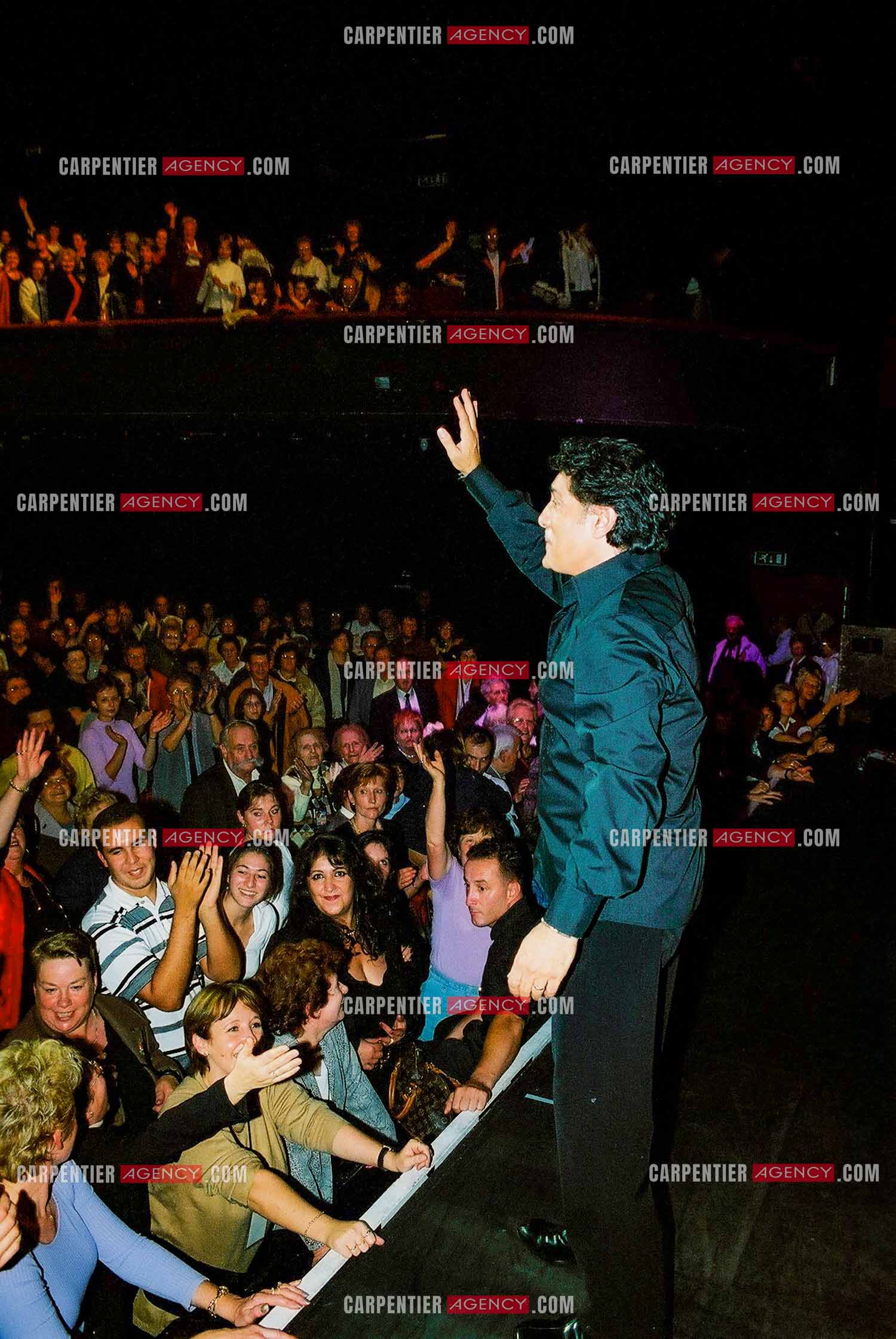 Le chanteur Frédéric François lors de son passage à l'Olympia en 2002.  ( Exclusif )