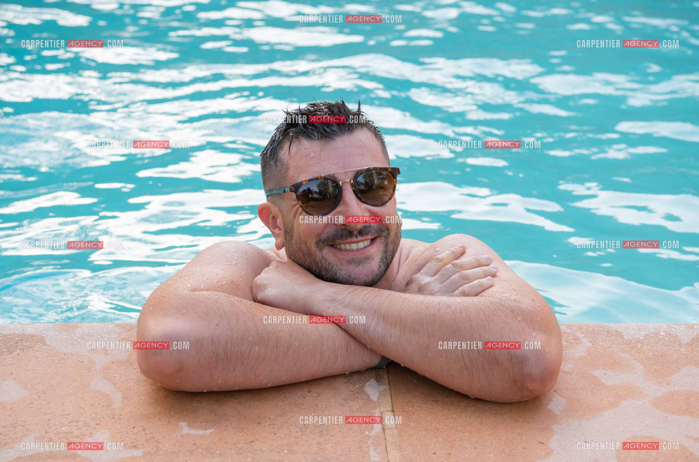 L'humoriste Anthony Joubert en tournée sur le sud de la France en profitant de quelques vacances au bord de la piscine.   ( Exclusif )