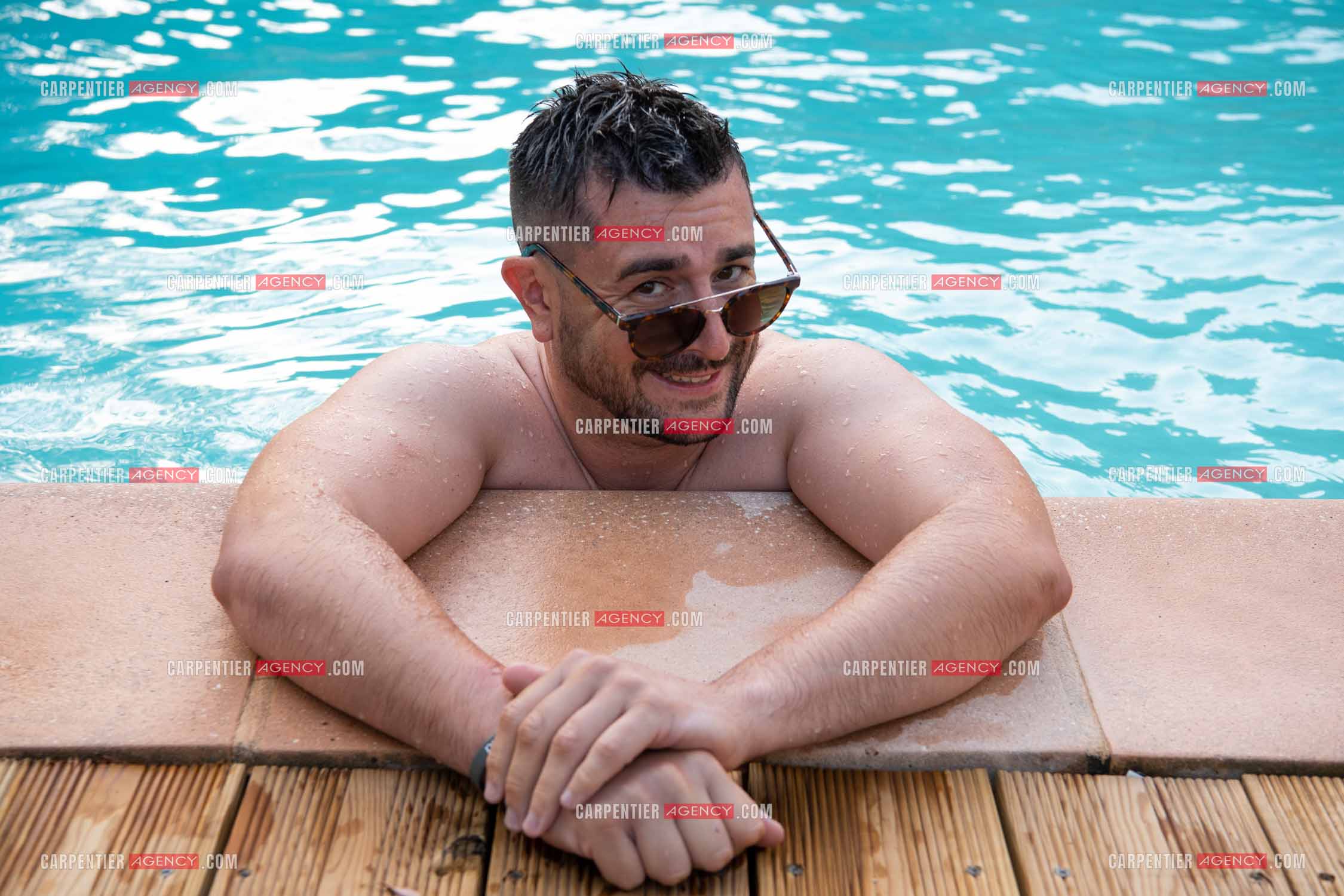 L'humoriste Anthony Joubert en tournée sur le sud de la France en profitant de quelques vacances au bord de la piscine.   ( Exclusif )