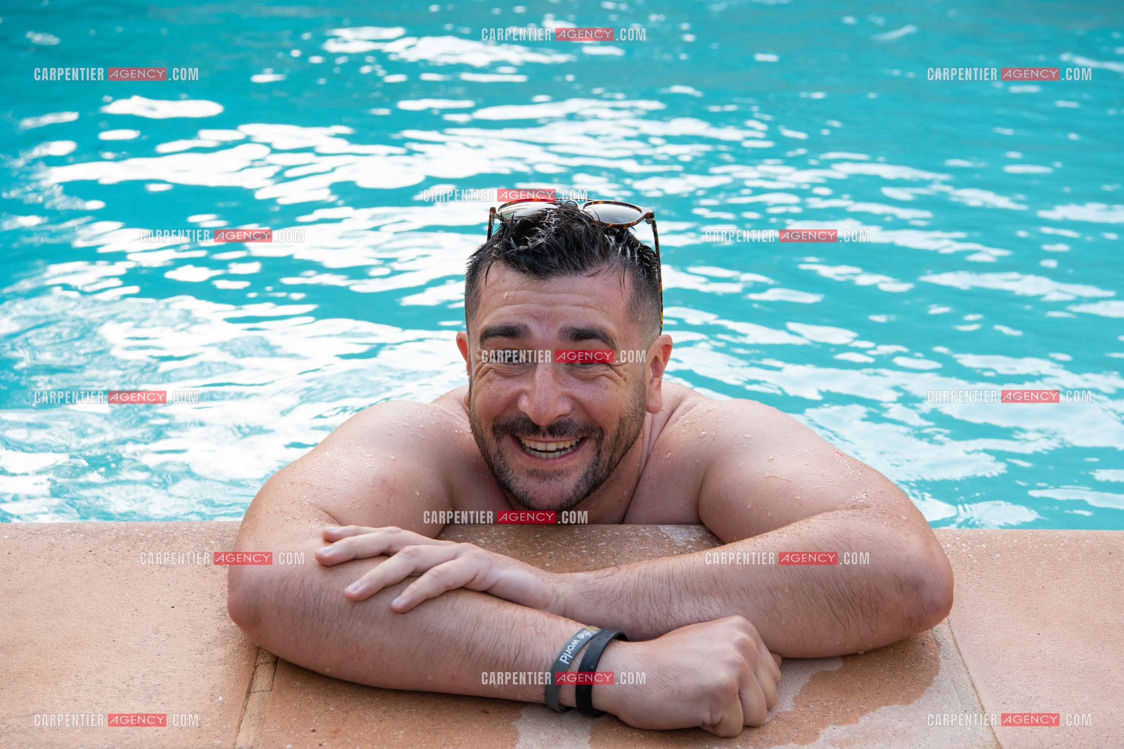 L'humoriste Anthony Joubert en tournée sur le sud de la France en profitant de quelques vacances au bord de la piscine.   ( Exclusif )