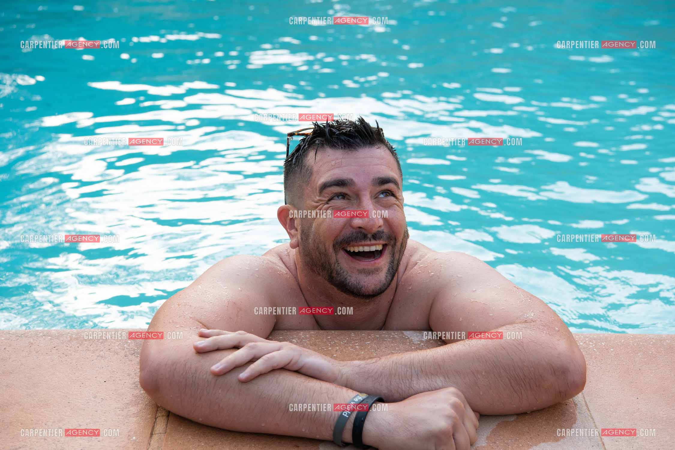 L'humoriste Anthony Joubert en tournée sur le sud de la France en profitant de quelques vacances au bord de la piscine.   ( Exclusif )