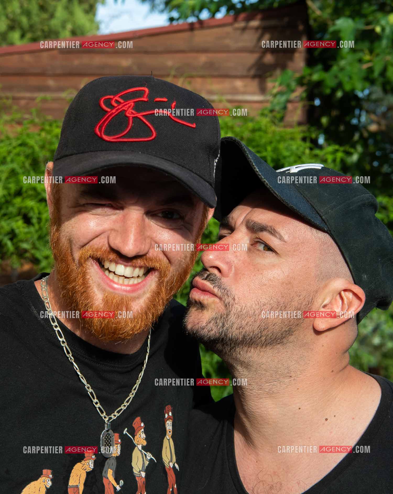 L'humoriste Anthony Joubert en tournée sur le sud de la France en profitant de quelques vacances au bord de la piscine. Les deux complices de l'humour Jovany et Anthony Joubert.   ( Exclusif )