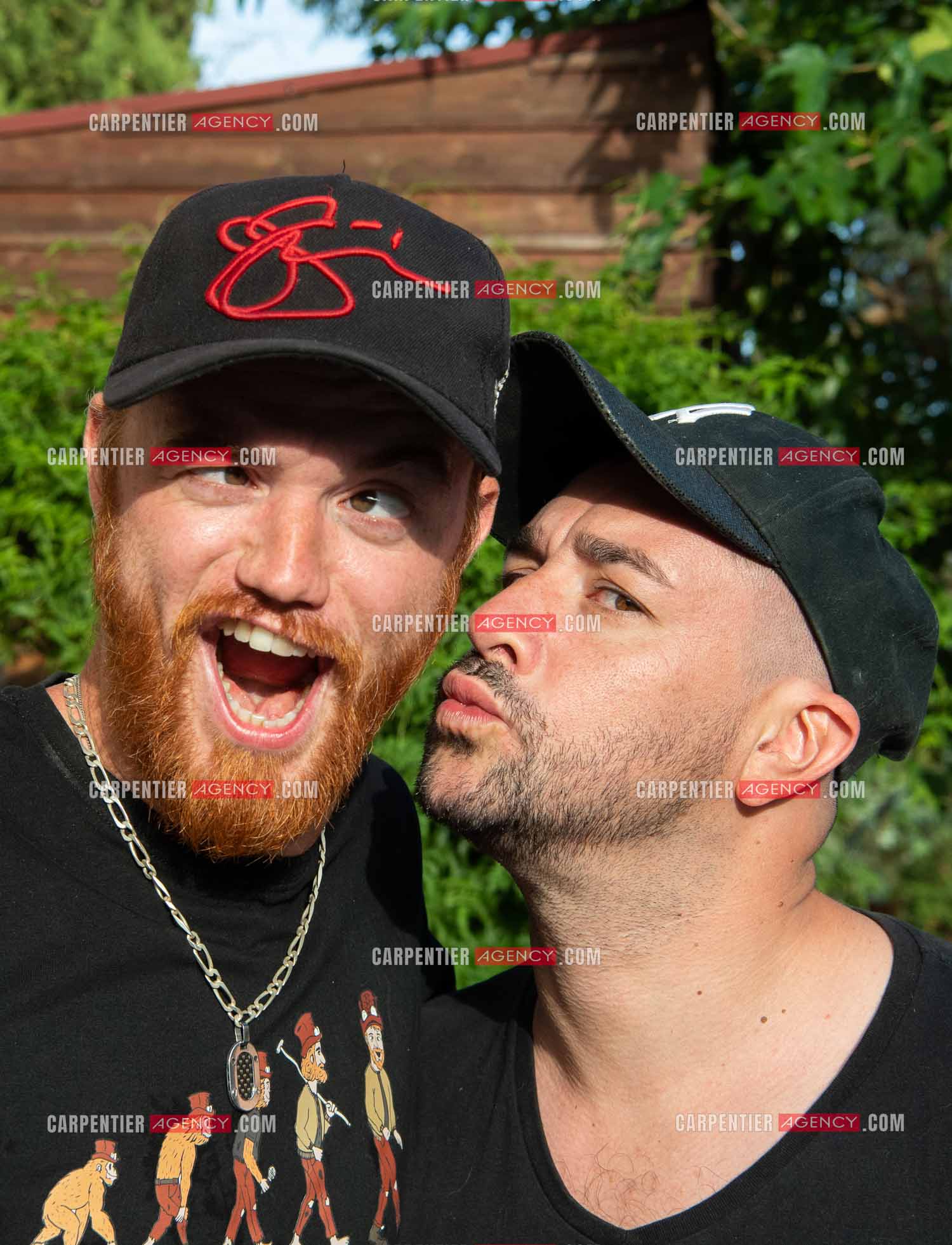 L'humoriste Anthony Joubert en tournée sur le sud de la France en profitant de quelques vacances au bord de la piscine. Les deux complices de l'humour Jovany et Anthony Joubert.   ( Exclusif )