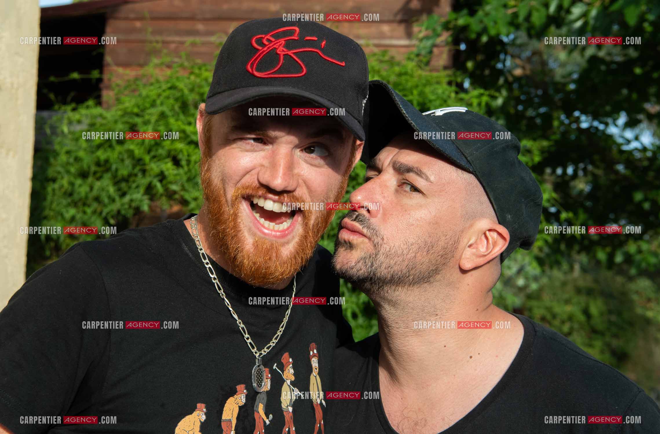 L'humoriste Anthony Joubert en tournée sur le sud de la France en profitant de quelques vacances au bord de la piscine. Les deux complices de l'humour Jovany et Anthony Joubert.   ( Exclusif )