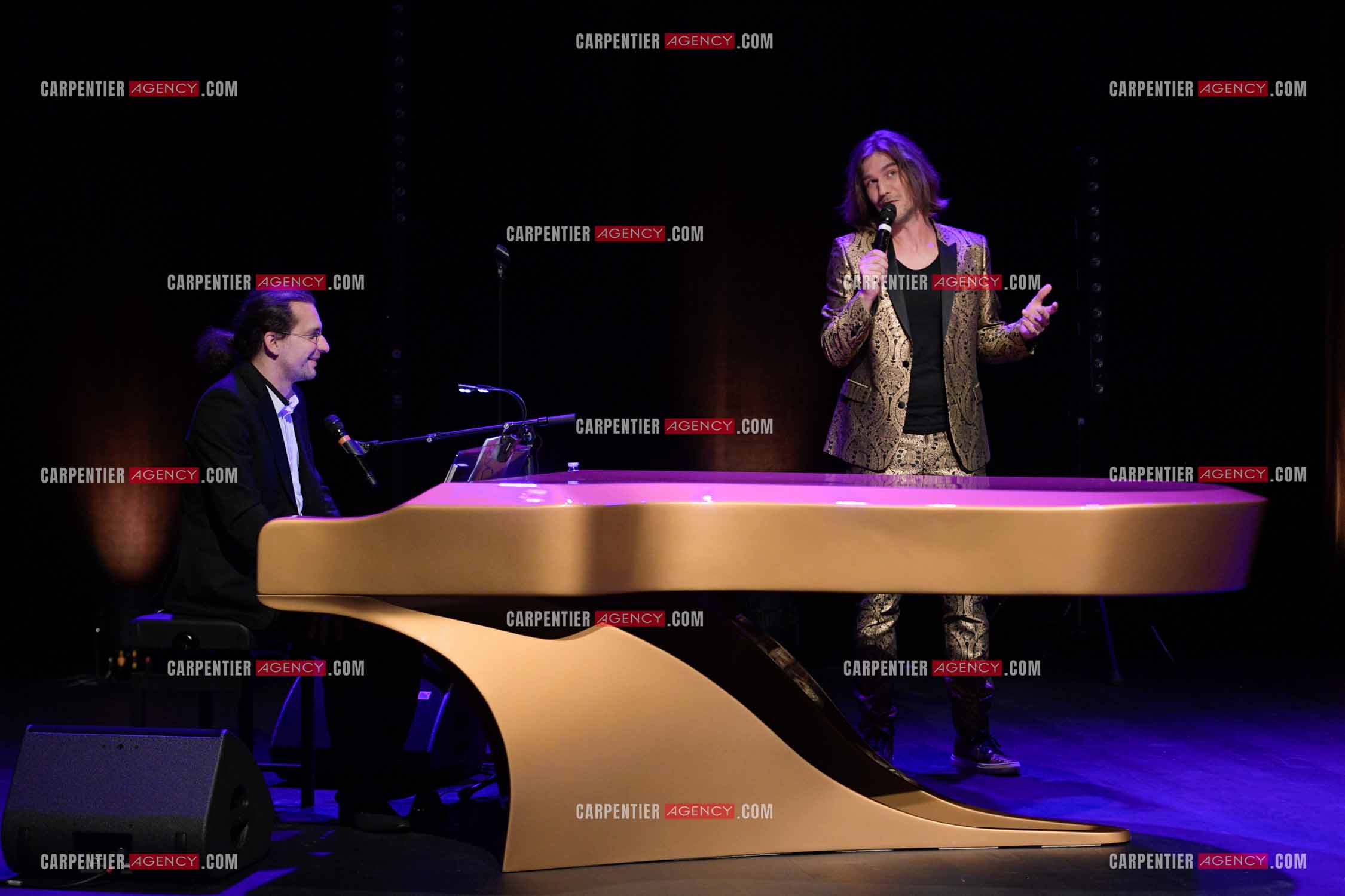 Le ténor Amaury Vassili en concert piano voix au théâtre de La Chaudronnerie à la Ciotat.   ( Exclusif )