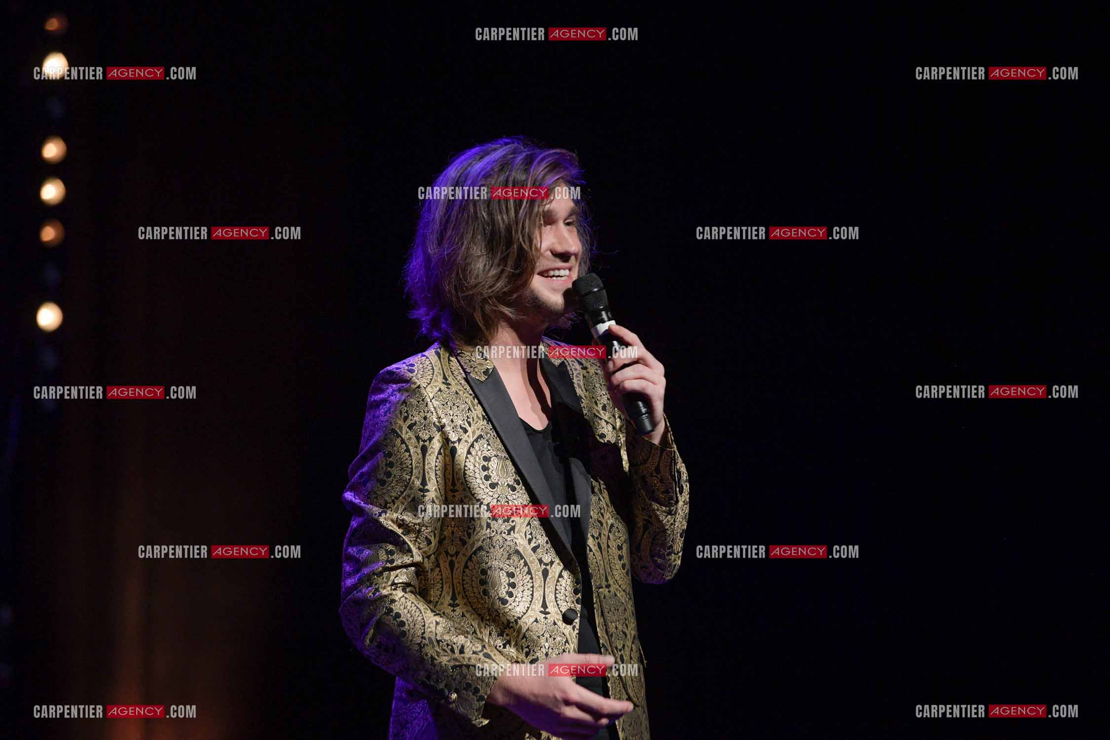 Le ténor Amaury Vassili en concert piano voix au théâtre de La Chaudronnerie à la Ciotat.   ( Exclusif )