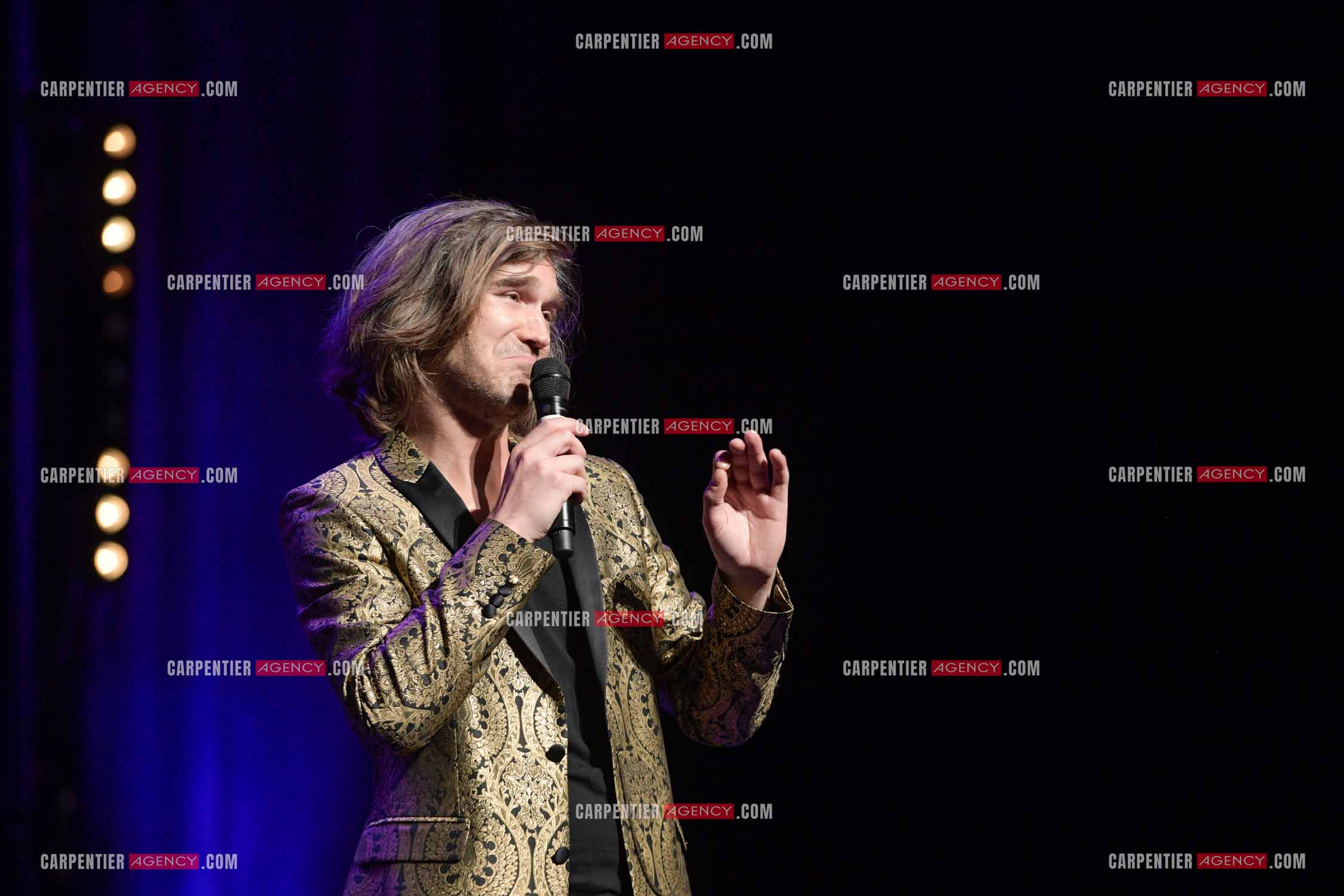 Le ténor Amaury Vassili en concert piano voix au théâtre de La Chaudronnerie à la Ciotat.   ( Exclusif )
