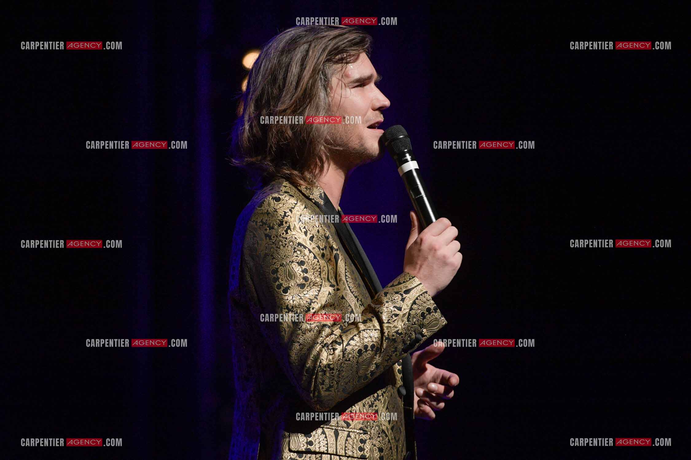 Le ténor Amaury Vassili en concert piano voix au théâtre de La Chaudronnerie à la Ciotat.   ( Exclusif )