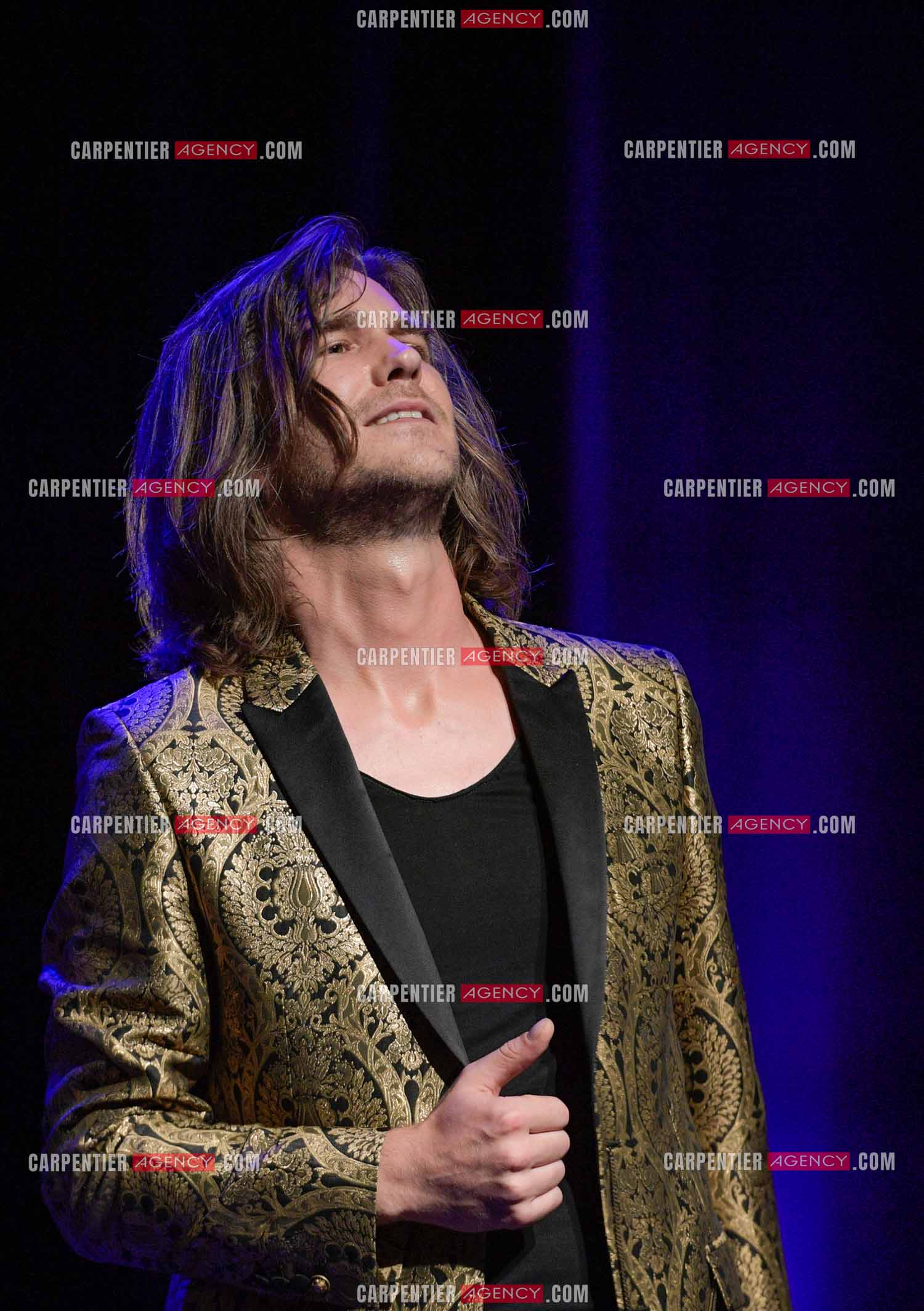 Le ténor Amaury Vassili en concert piano voix au théâtre de La Chaudronnerie à la Ciotat.   ( Exclusif )