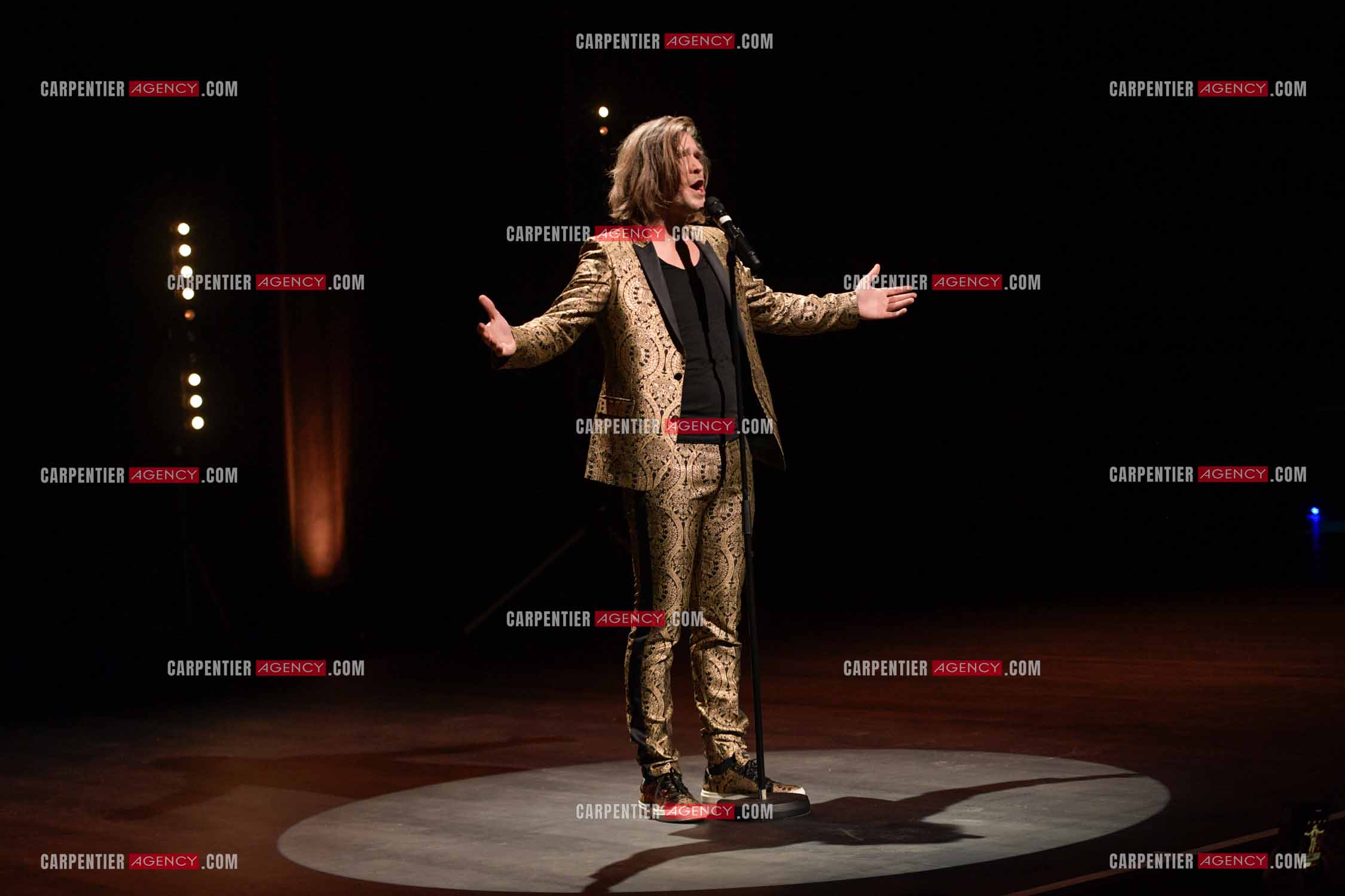 Le ténor Amaury Vassili en concert piano voix au théâtre de La Chaudronnerie à la Ciotat.   ( Exclusif )