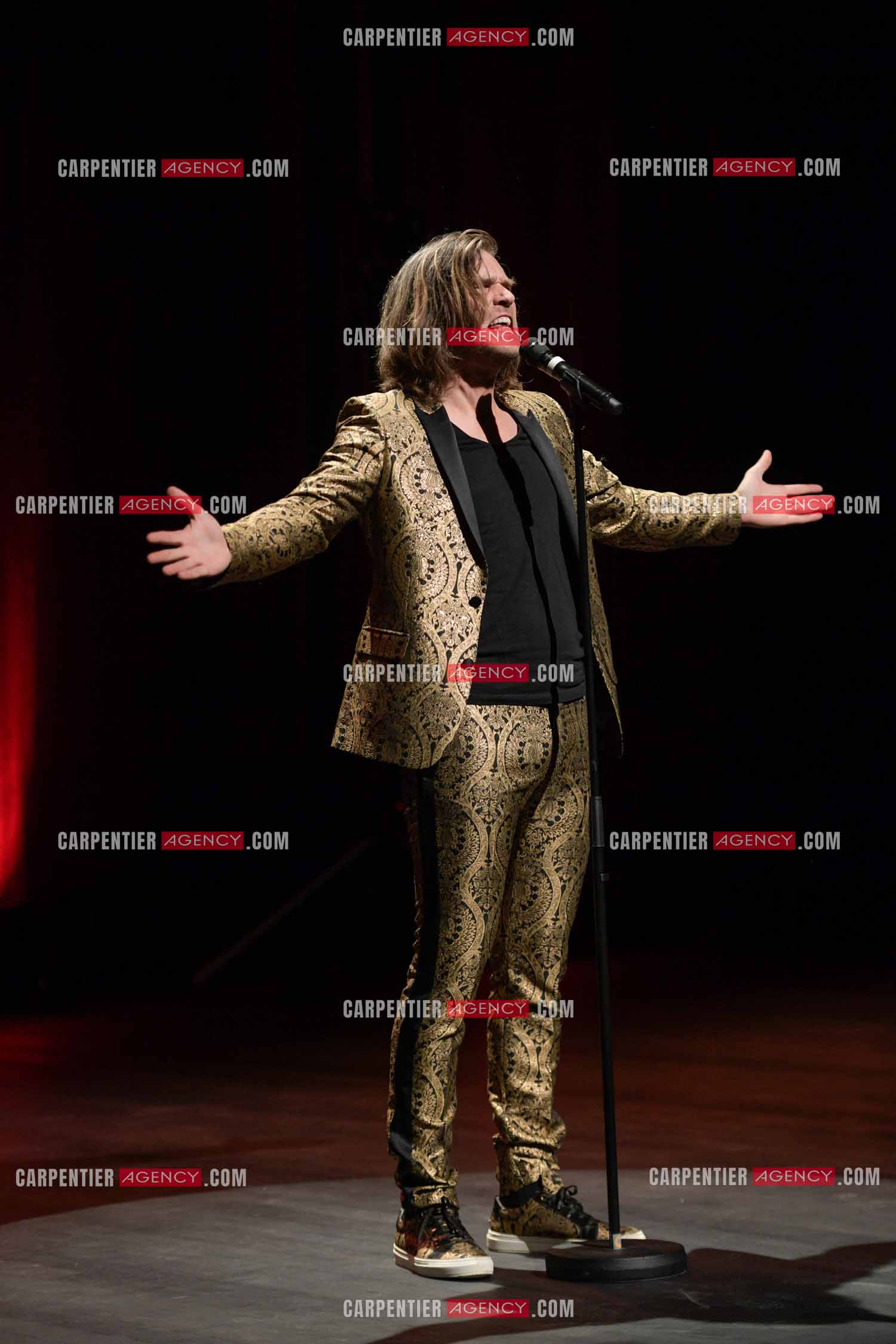 Le ténor Amaury Vassili en concert piano voix au théâtre de La Chaudronnerie à la Ciotat.   ( Exclusif )