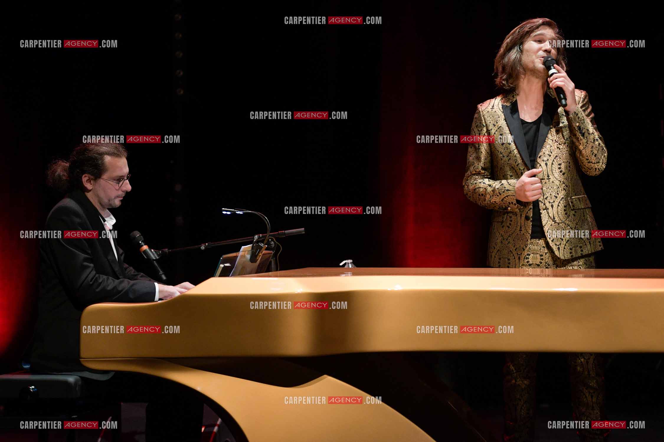 Le ténor Amaury Vassili en concert piano voix au théâtre de La Chaudronnerie à la Ciotat.   ( Exclusif )