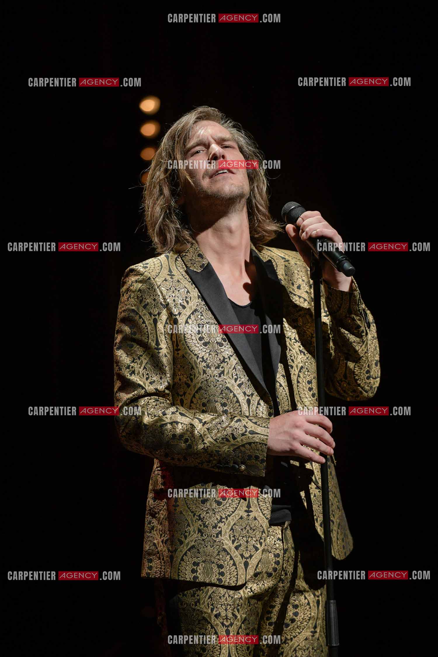Le ténor Amaury Vassili en concert piano voix au théâtre de La Chaudronnerie à la Ciotat.   ( Exclusif )