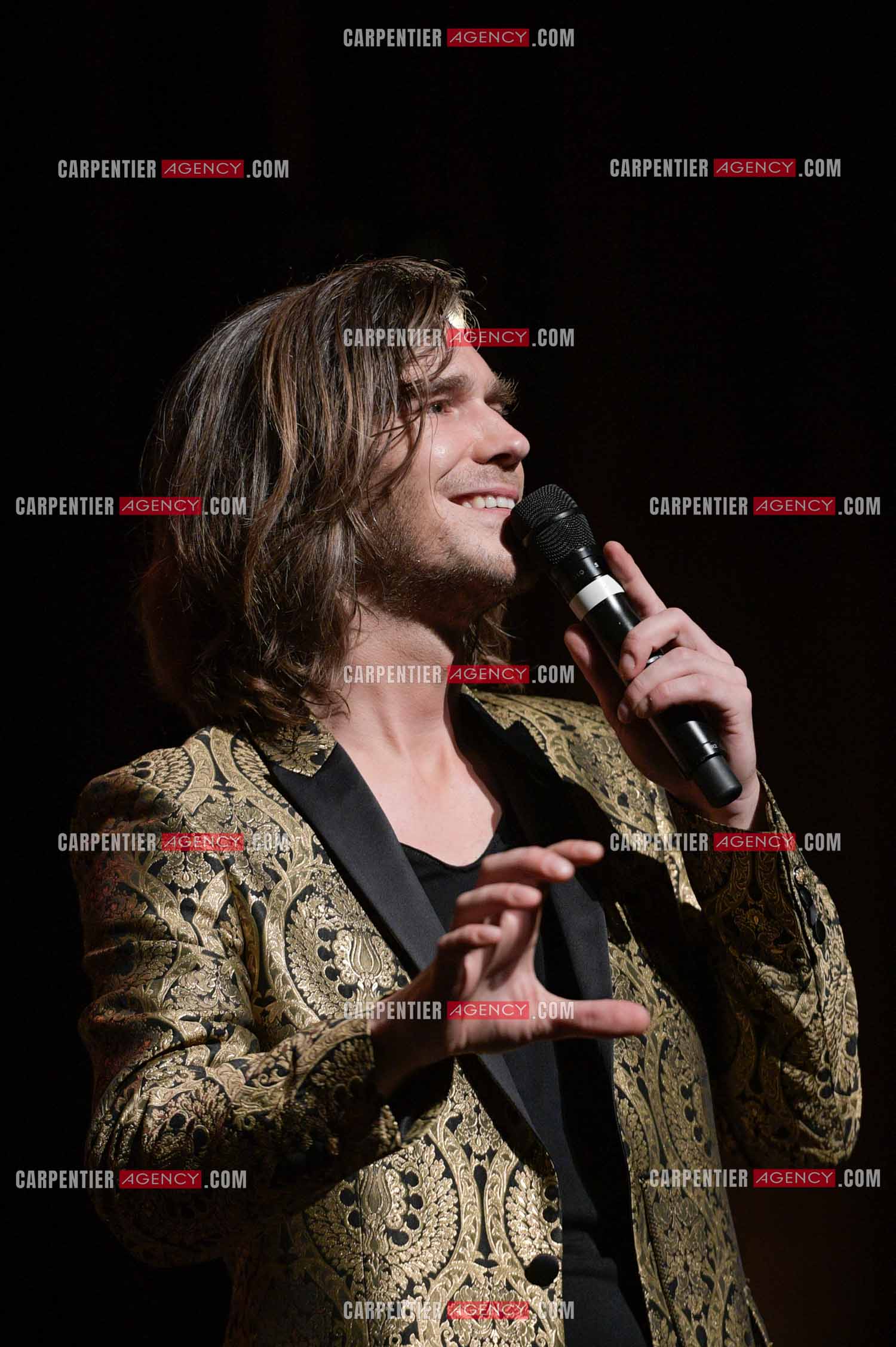 Le ténor Amaury Vassili en concert piano voix au théâtre de La Chaudronnerie à la Ciotat.   ( Exclusif )