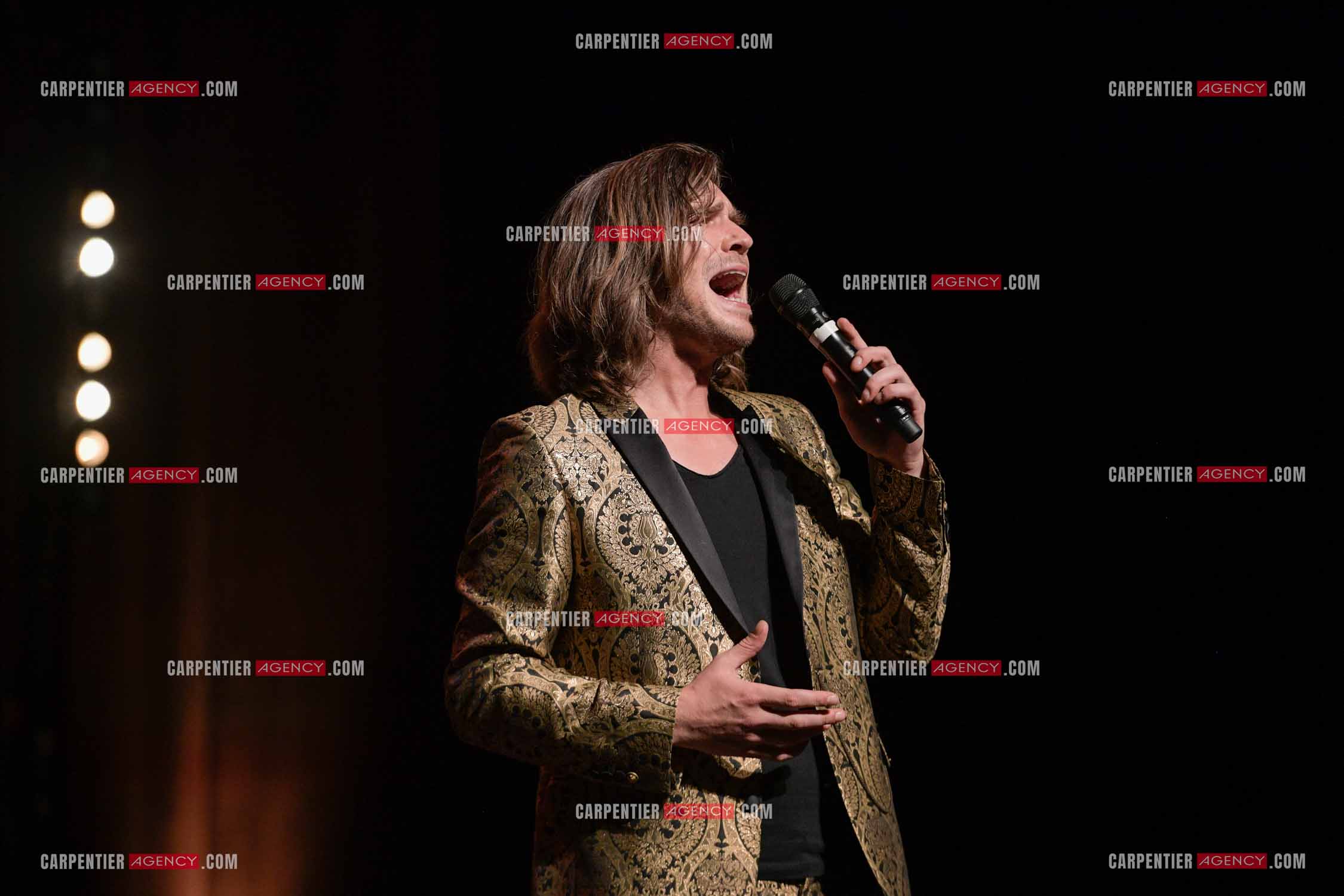 Le ténor Amaury Vassili en concert piano voix au théâtre de La Chaudronnerie à la Ciotat.   ( Exclusif )