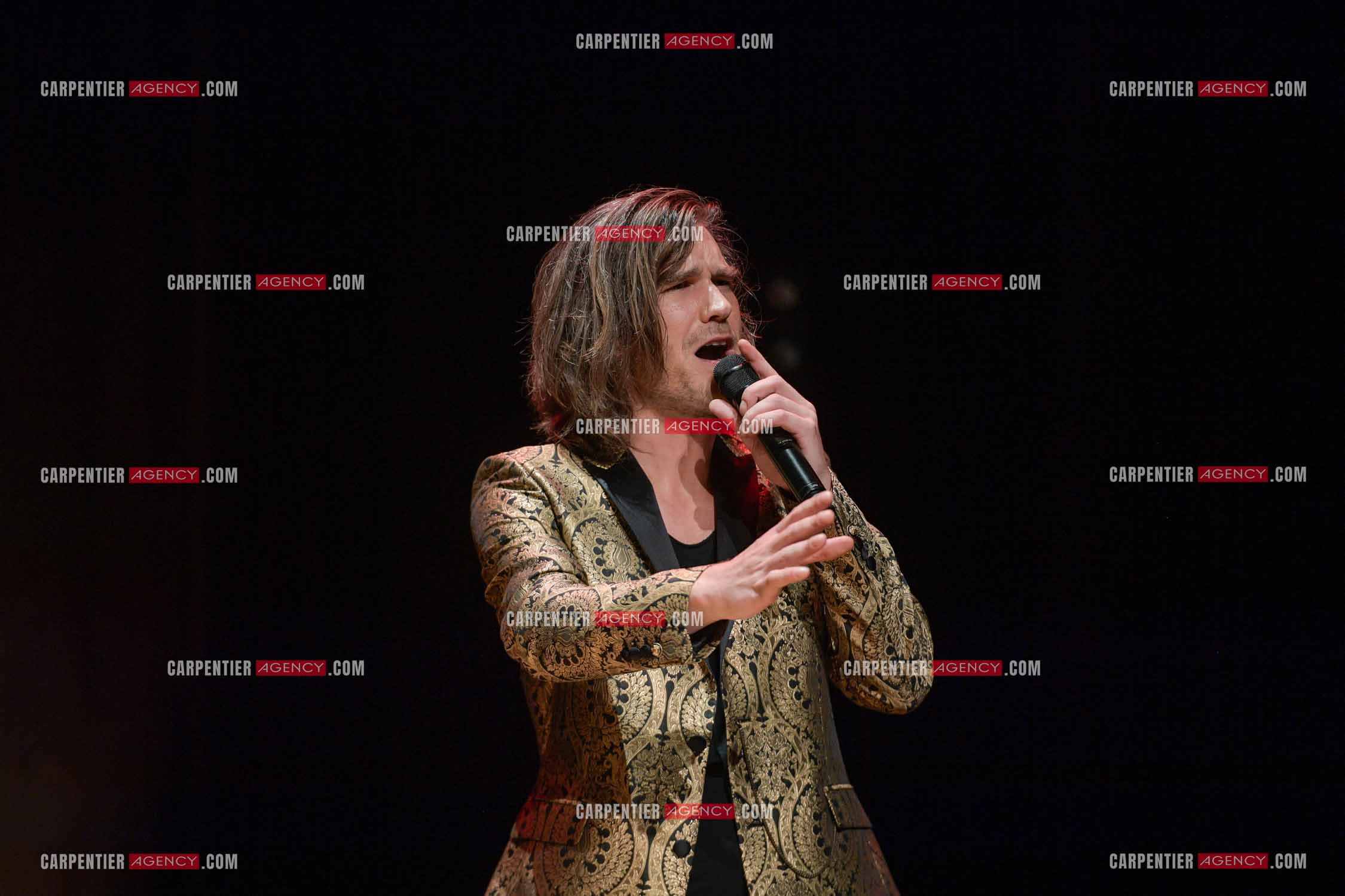 Le ténor Amaury Vassili en concert piano voix au théâtre de La Chaudronnerie à la Ciotat.   ( Exclusif )