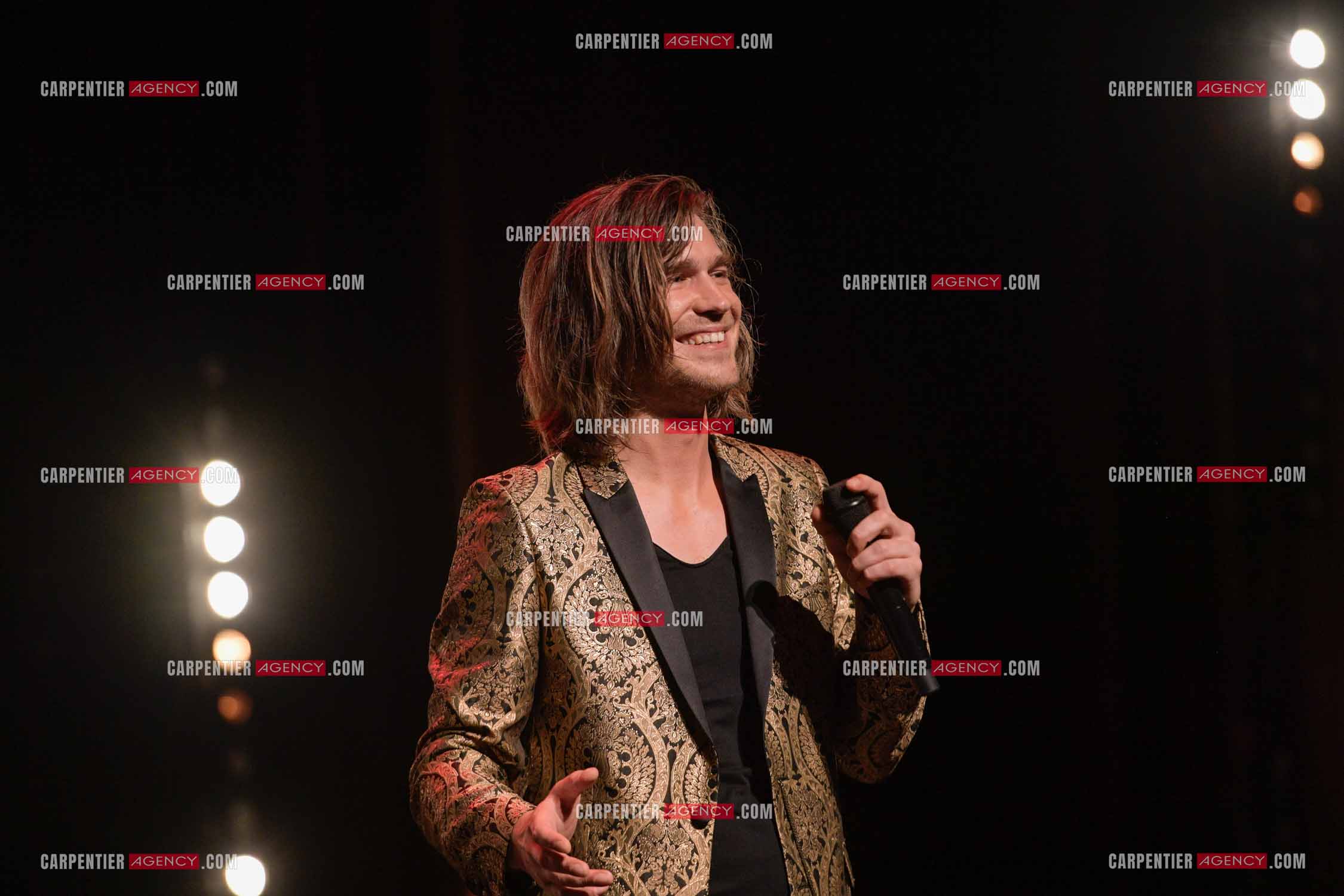 Le ténor Amaury Vassili en concert piano voix au théâtre de La Chaudronnerie à la Ciotat.   ( Exclusif )