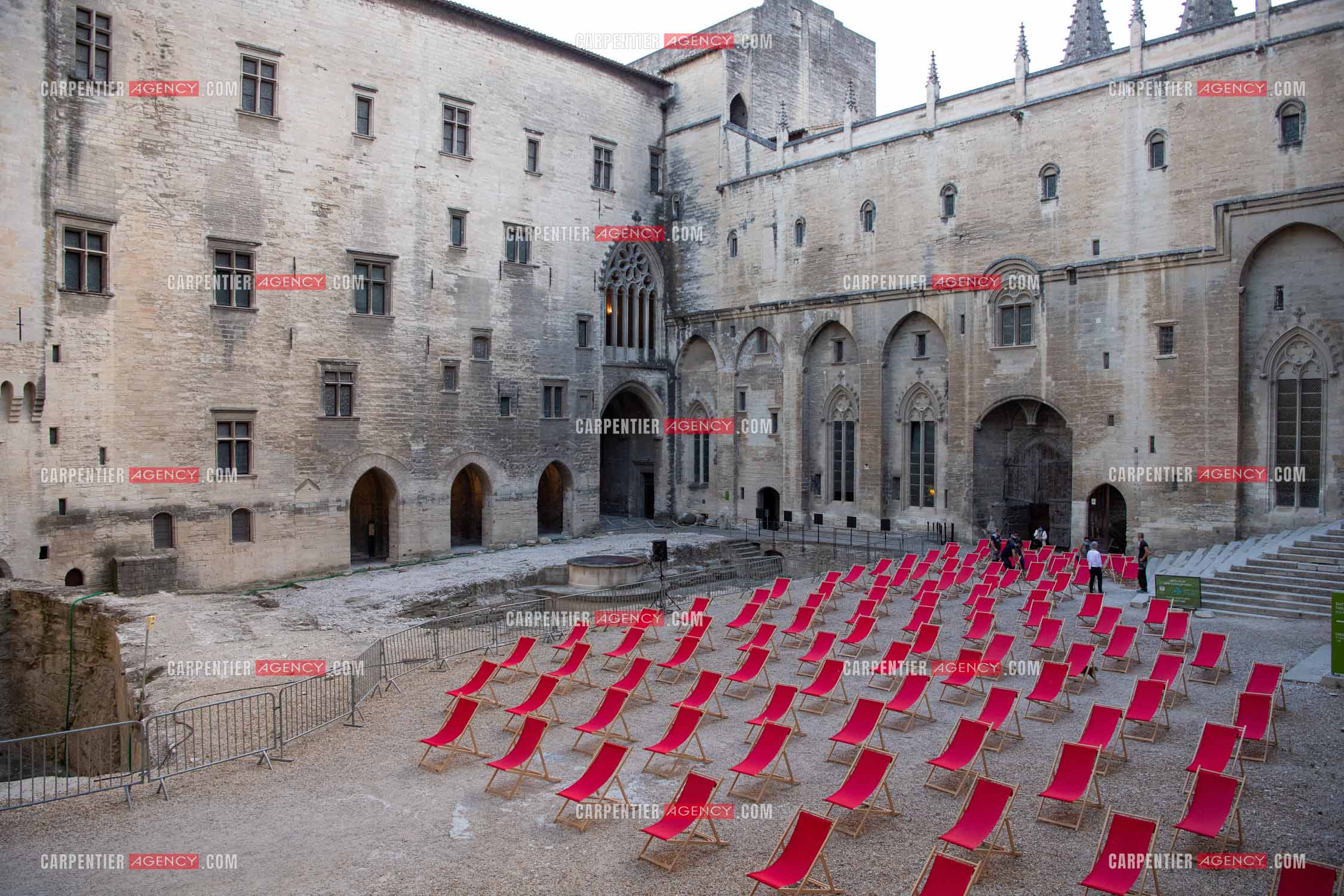 Roselyne Bachelot-Narquin, ministre de la Culture en déplacement a Avignon pour une Visite du Palais des Papes et échanges avec les artistes et les directrices et directeurs des théâtres suivi d'un spectacle vivant de clôture du festival Le souffle d’Avignon.