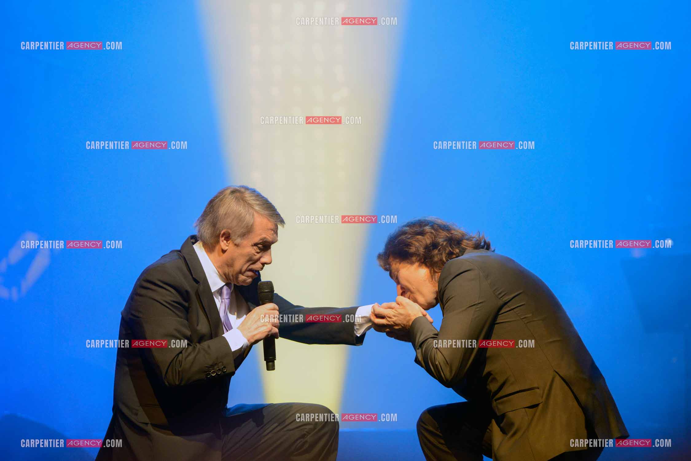 Le chanteur Salvatore Adamo venu rejoindre son ami Roberto Alagna pour un duo lors de son concert à Lille.           ( Exclusif )