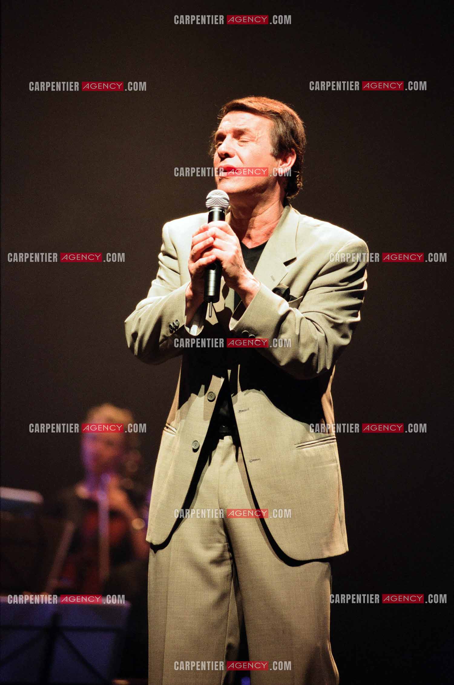 Le chanteur Salvatore Adamo lors de son Olympia en 1998.