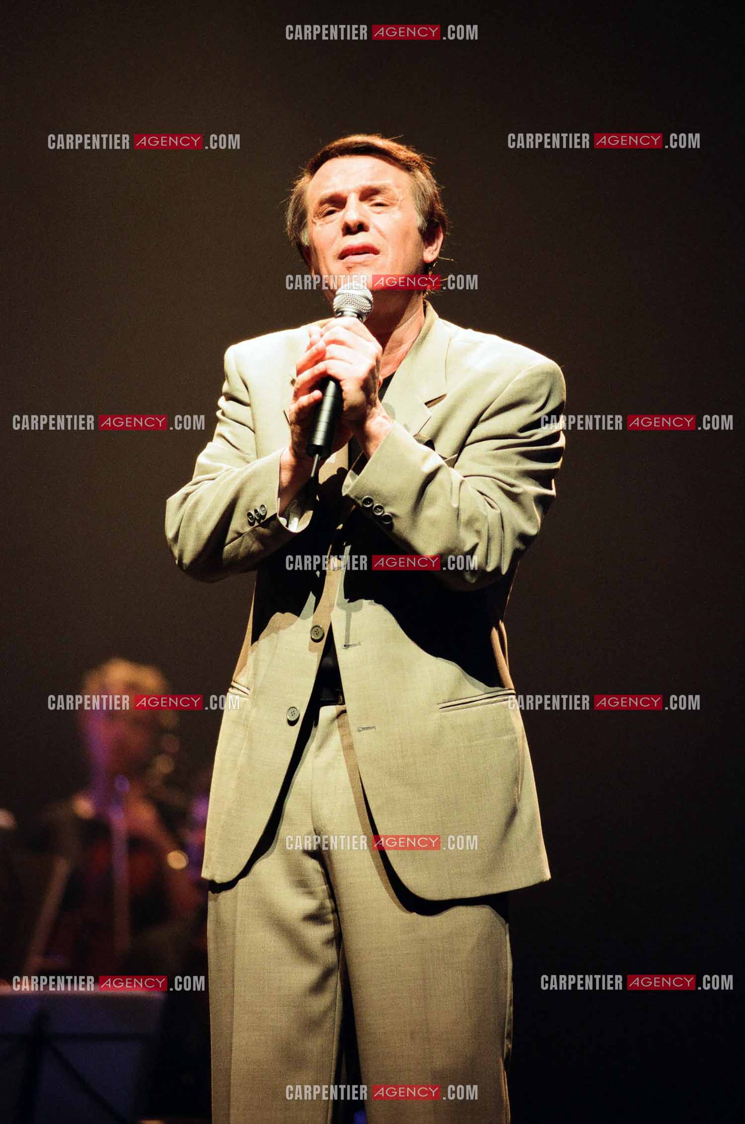 Le chanteur Salvatore Adamo lors de son Olympia en 1998.