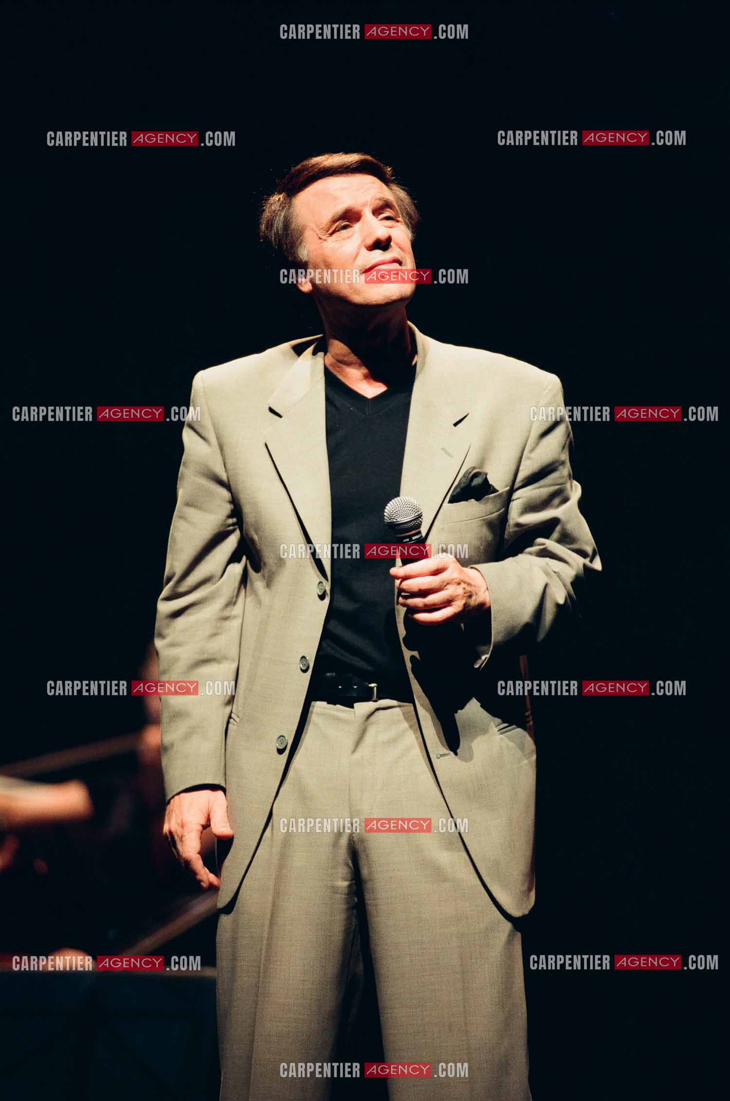 Le chanteur Salvatore Adamo lors de son Olympia en 1998.