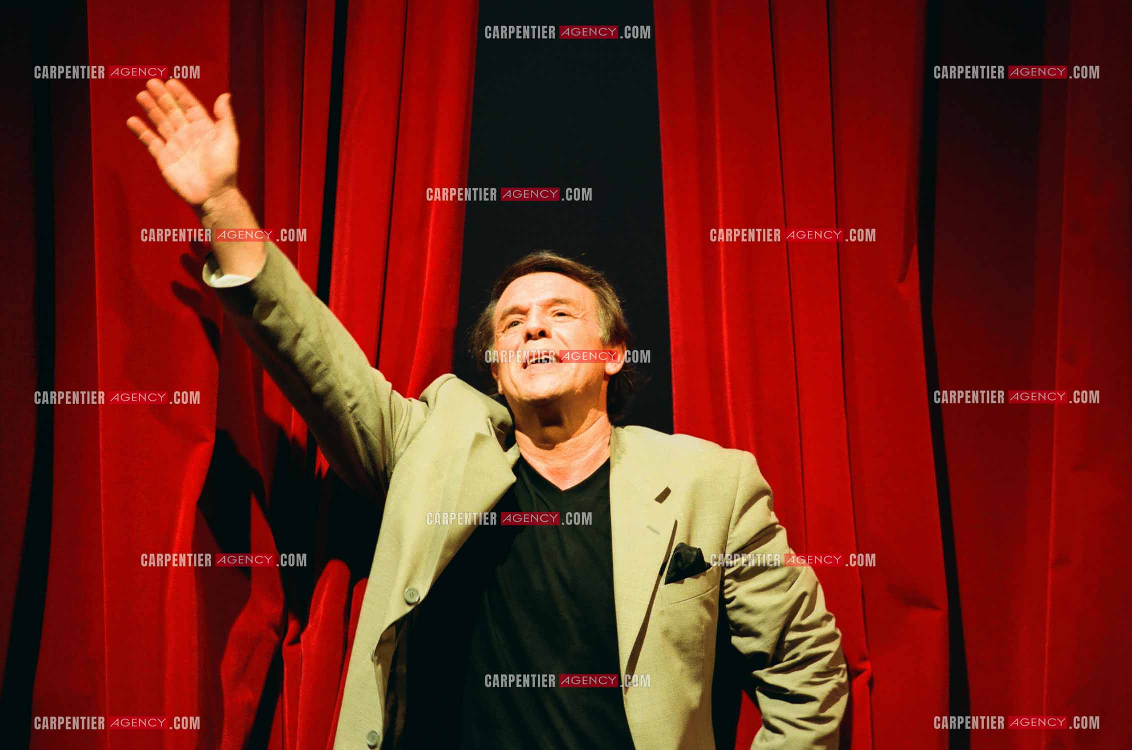 Le chanteur Salvatore Adamo lors de son Olympia en 1998.