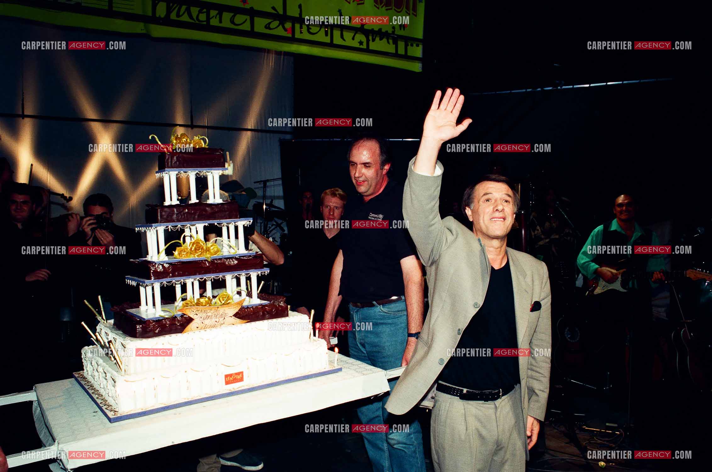 Le chanteur Salvatore Adamo lors de son Olympia en 1998. Salvatore fête son anniversaire pour ses 55 ans sur scène avec son public et dans les loges avec ses amis.