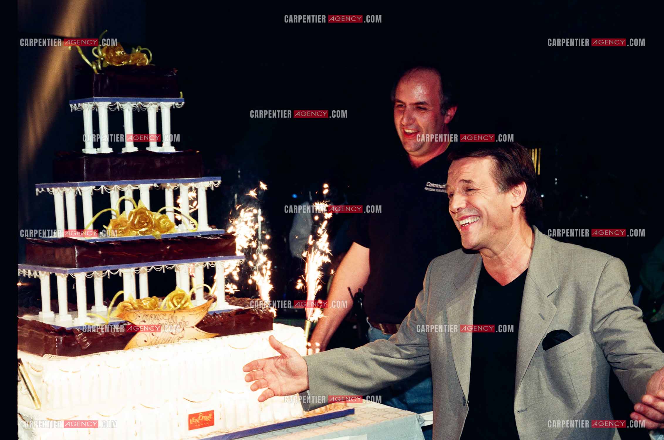 Le chanteur Salvatore Adamo lors de son Olympia en 1998. Salvatore fête son anniversaire pour ses 55 ans sur scène avec son public et dans les loges avec ses amis.