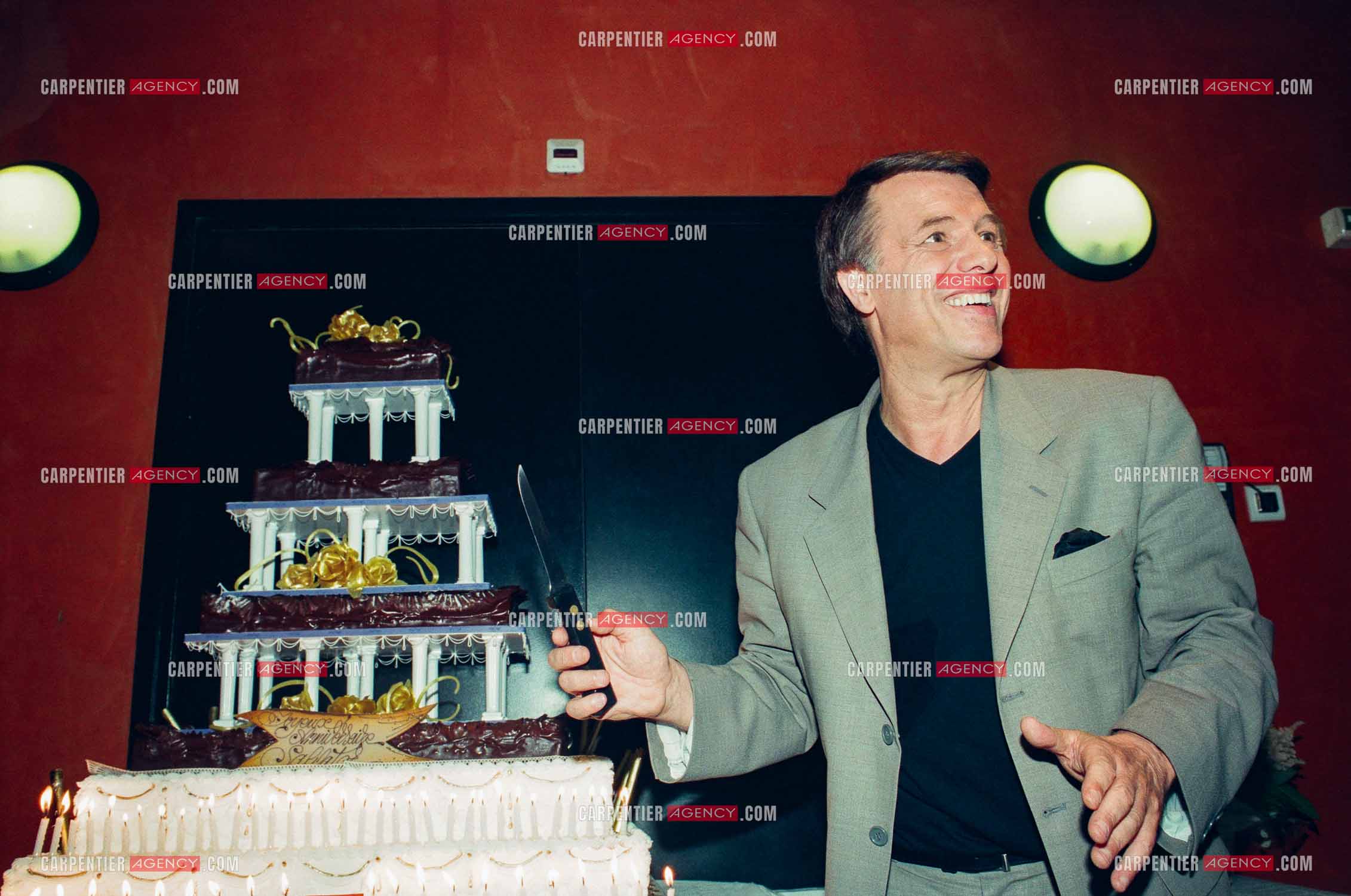 Le chanteur Salvatore Adamo lors de son Olympia en 1998. Salvatore fête son anniversaire pour ses 55 ans sur scène avec son public et dans les loges avec ses amis.