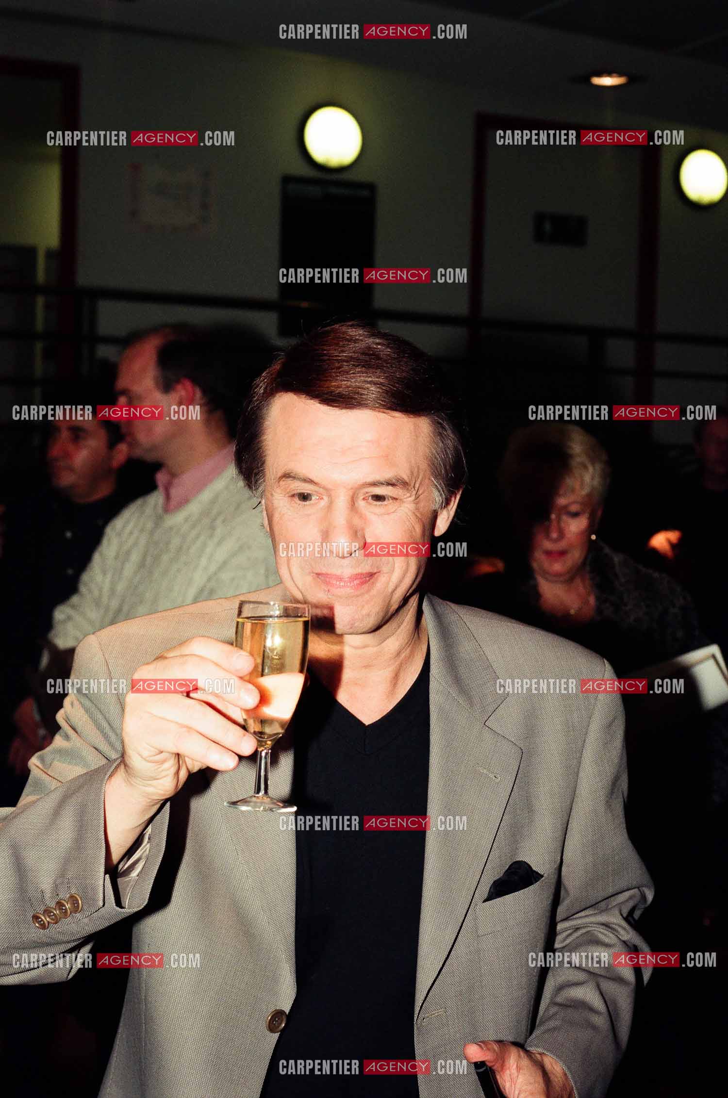 Le chanteur Salvatore Adamo lors de son Olympia en 1998. Salvatore fête son anniversaire pour ses 55 ans sur scène avec son public et dans les loges avec ses amis.