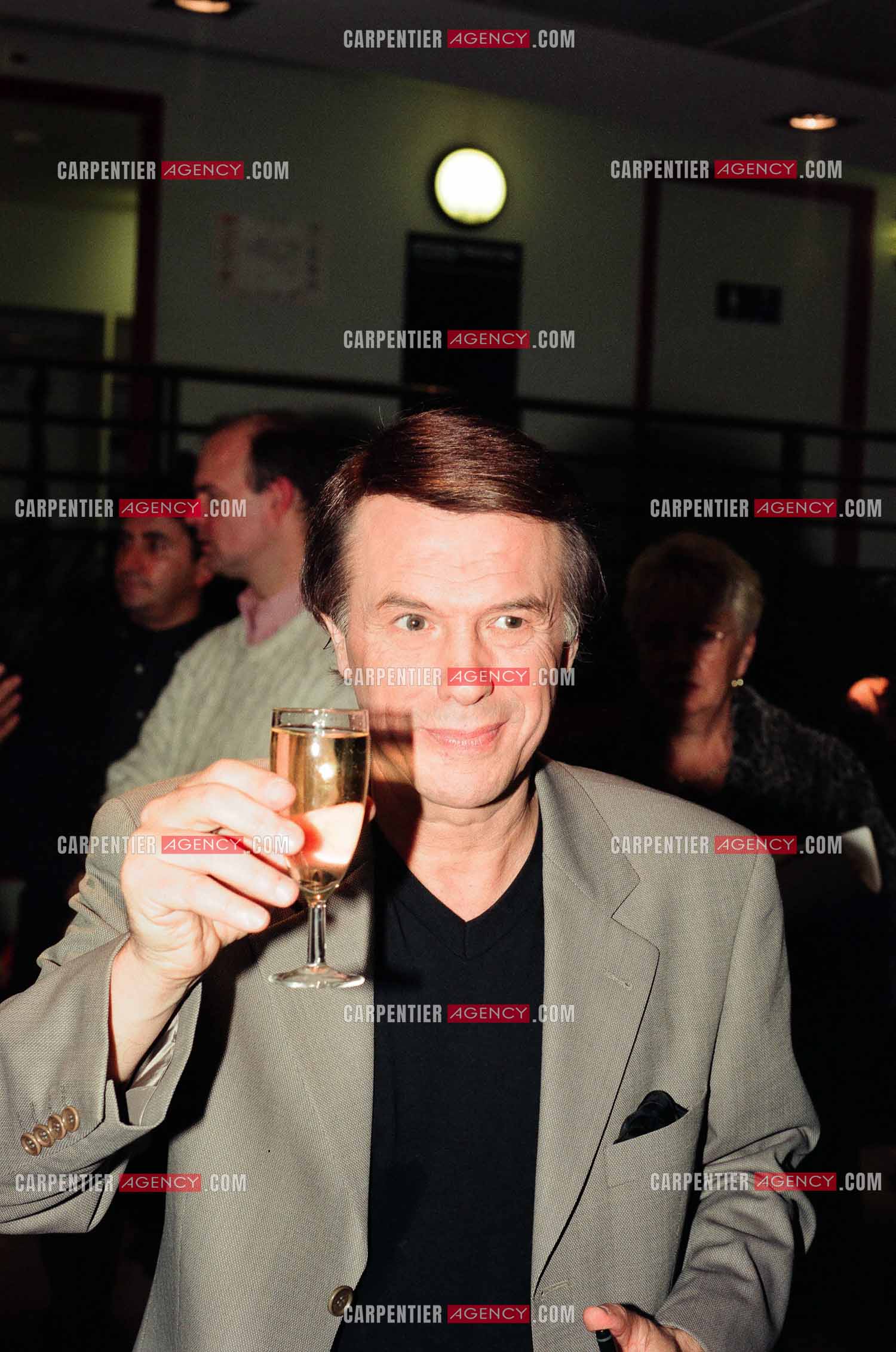 Le chanteur Salvatore Adamo lors de son Olympia en 1998. Salvatore fête son anniversaire pour ses 55 ans sur scène avec son public et dans les loges avec ses amis.