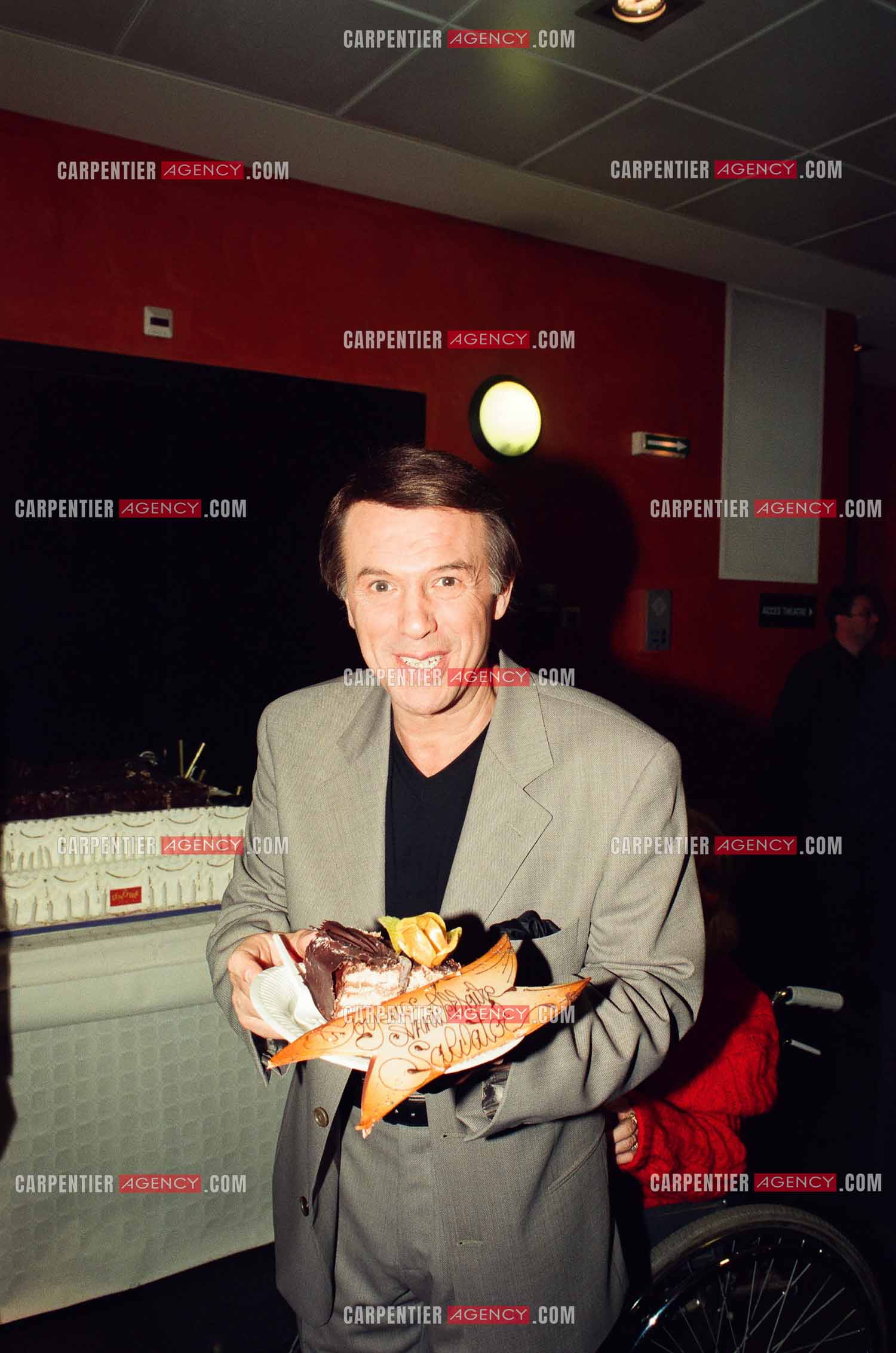 Le chanteur Salvatore Adamo lors de son Olympia en 1998. Salvatore fête son anniversaire pour ses 55 ans sur scène avec son public et dans les loges avec ses amis.