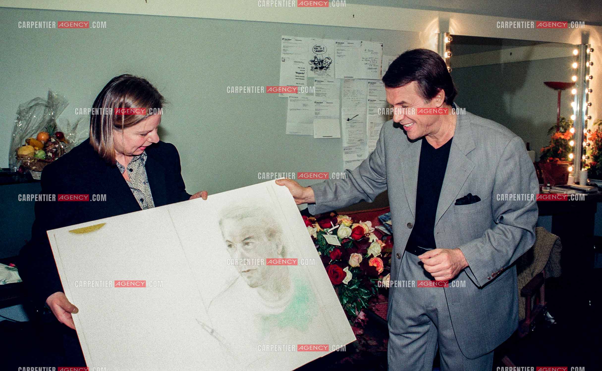 Le chanteur Salvatore Adamo lors de son Olympia en 1998. Salvatore fête son anniversaire pour ses 55 ans sur scène avec son public et dans les loges avec ses amis.