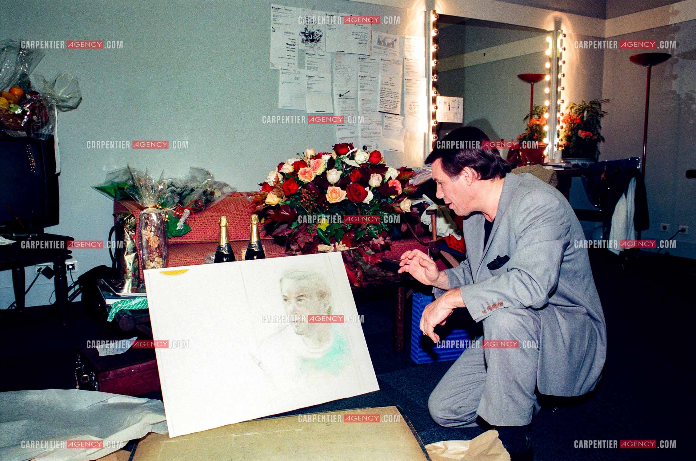 Le chanteur Salvatore Adamo lors de son Olympia en 1998. Salvatore fête son anniversaire pour ses 55 ans sur scène avec son public et dans les loges avec ses amis.