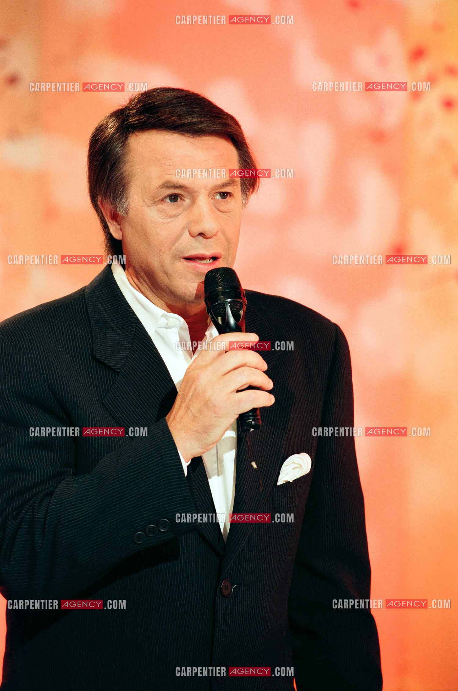 Le chanteur Salvatore Adamo invité de l'émission “ La chance aux chansons “.     ( Exclusif )