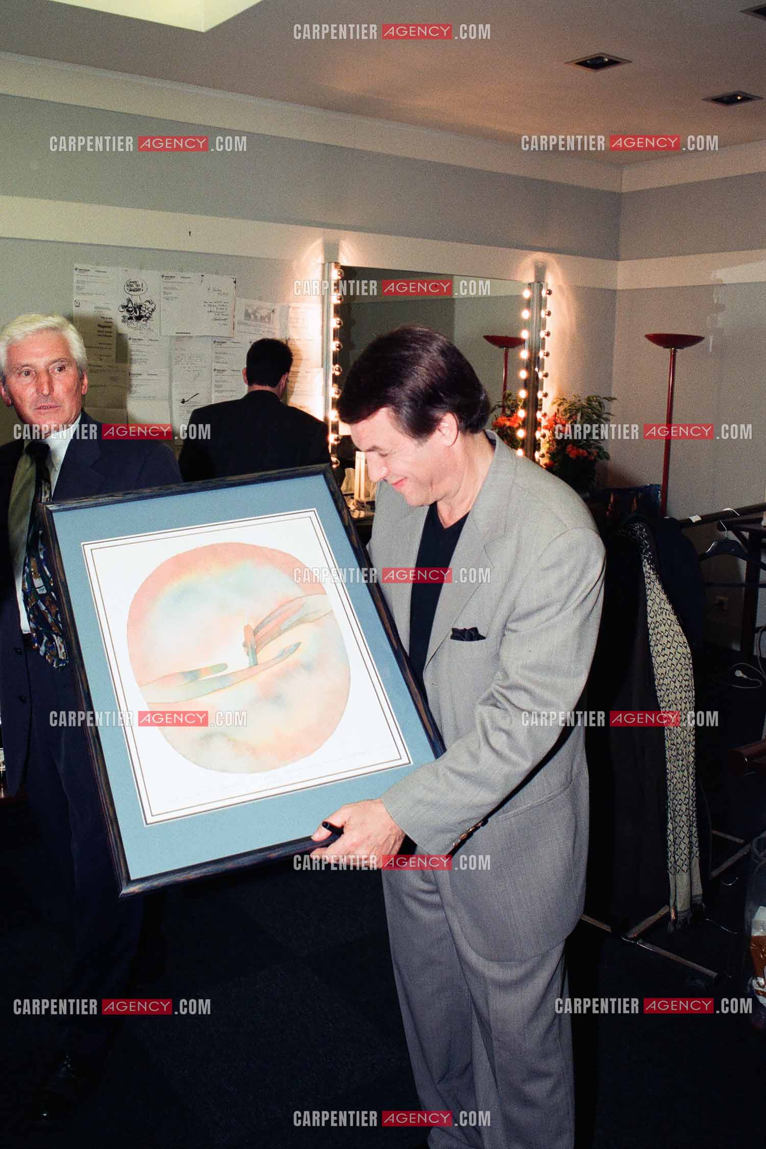 Le chanteur Salvatore Adamo lors de son Olympia en 1998. Salvatore fête son anniversaire pour ses 55 ans sur scène avec son public et dans les loges avec ses amis.