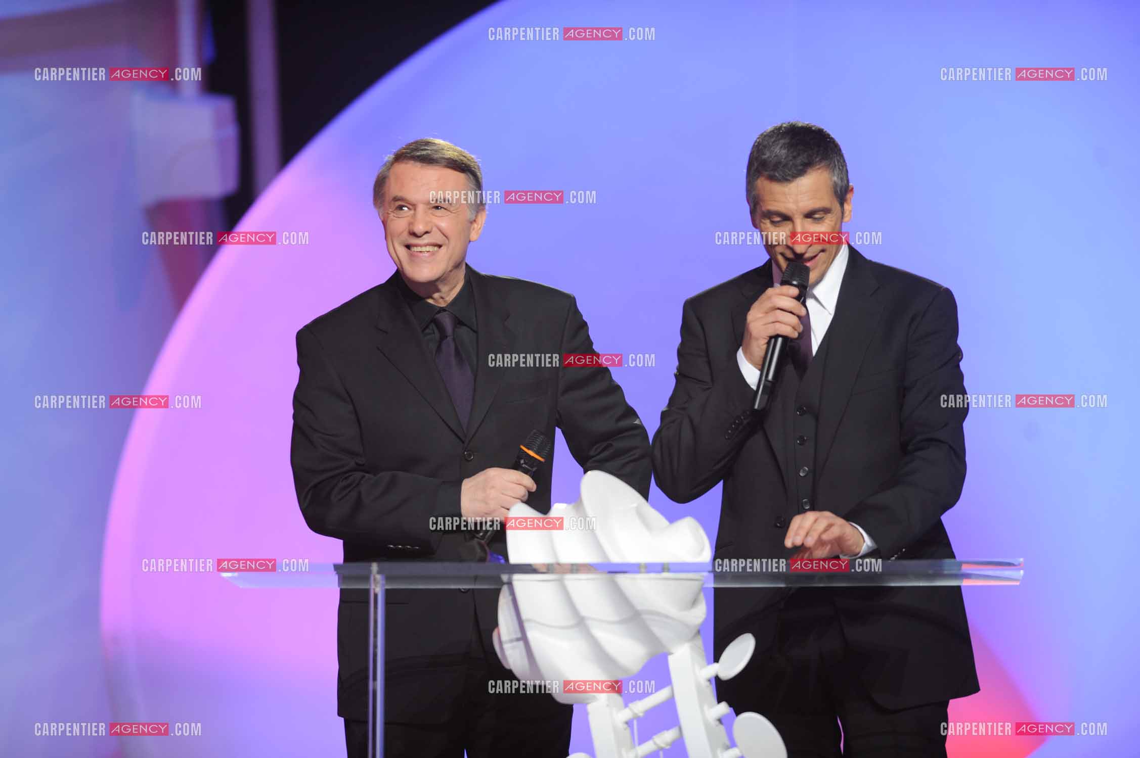 Le chanteur Salvatore Adamo aux victoires de la musique en 2009 en présence de l'animateur Nagui.