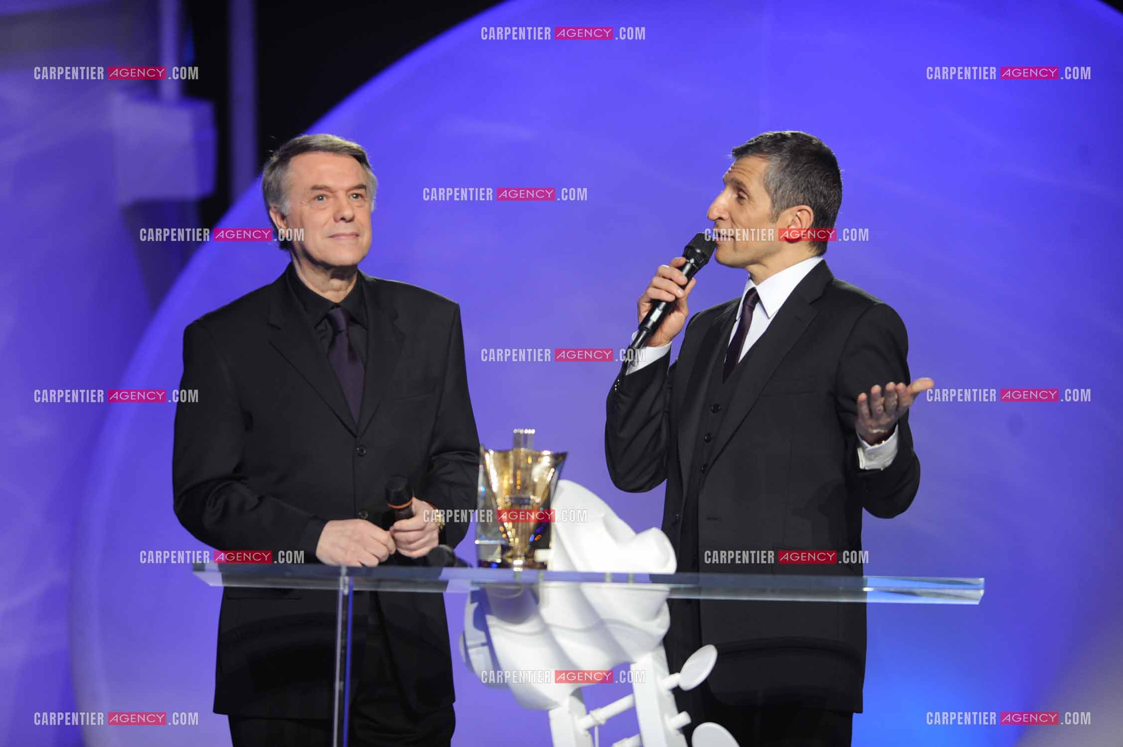 Le chanteur Salvatore Adamo aux victoires de la musique en 2009 en présence de l'animateur Nagui.